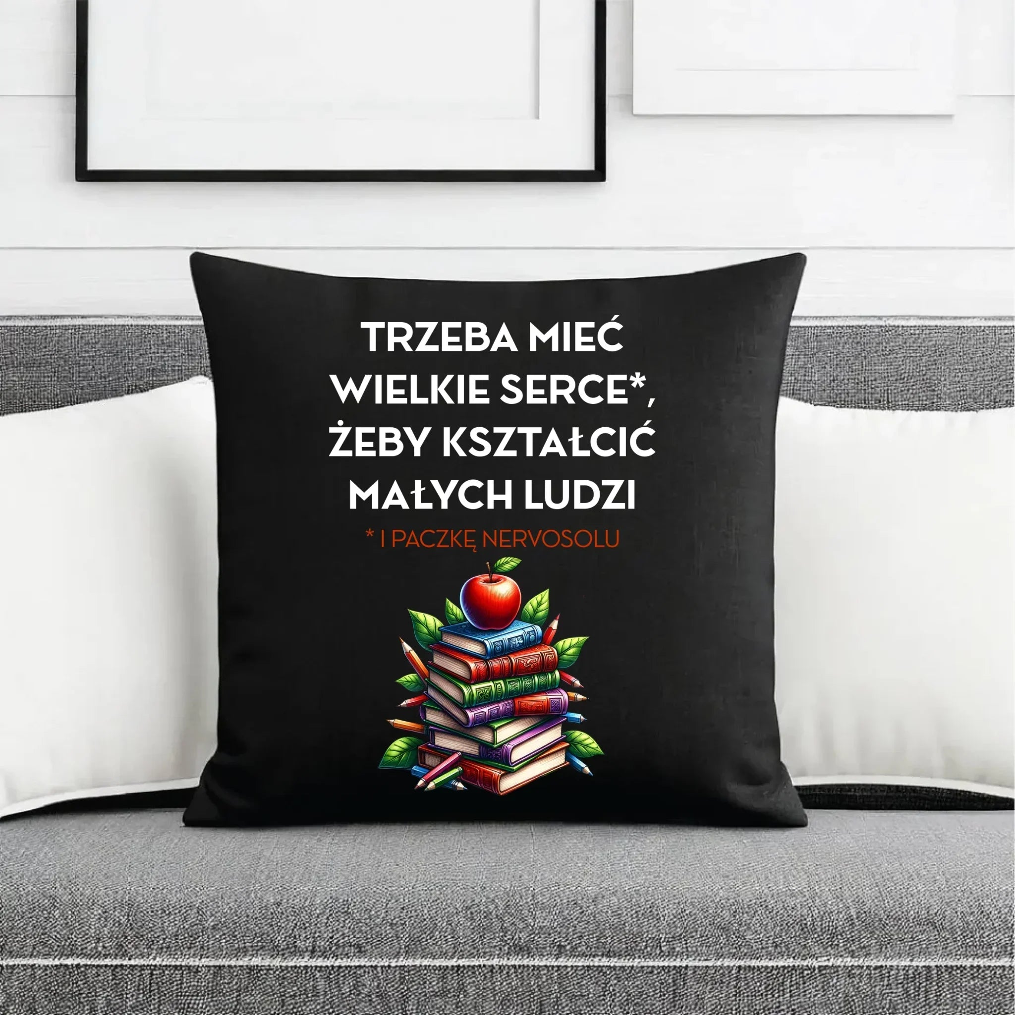 Poduszka dekoracyjna dla nauczyciela - Trzeba mieć wielkie serce i paczkę nervosolu N73 - StoryCups.pl