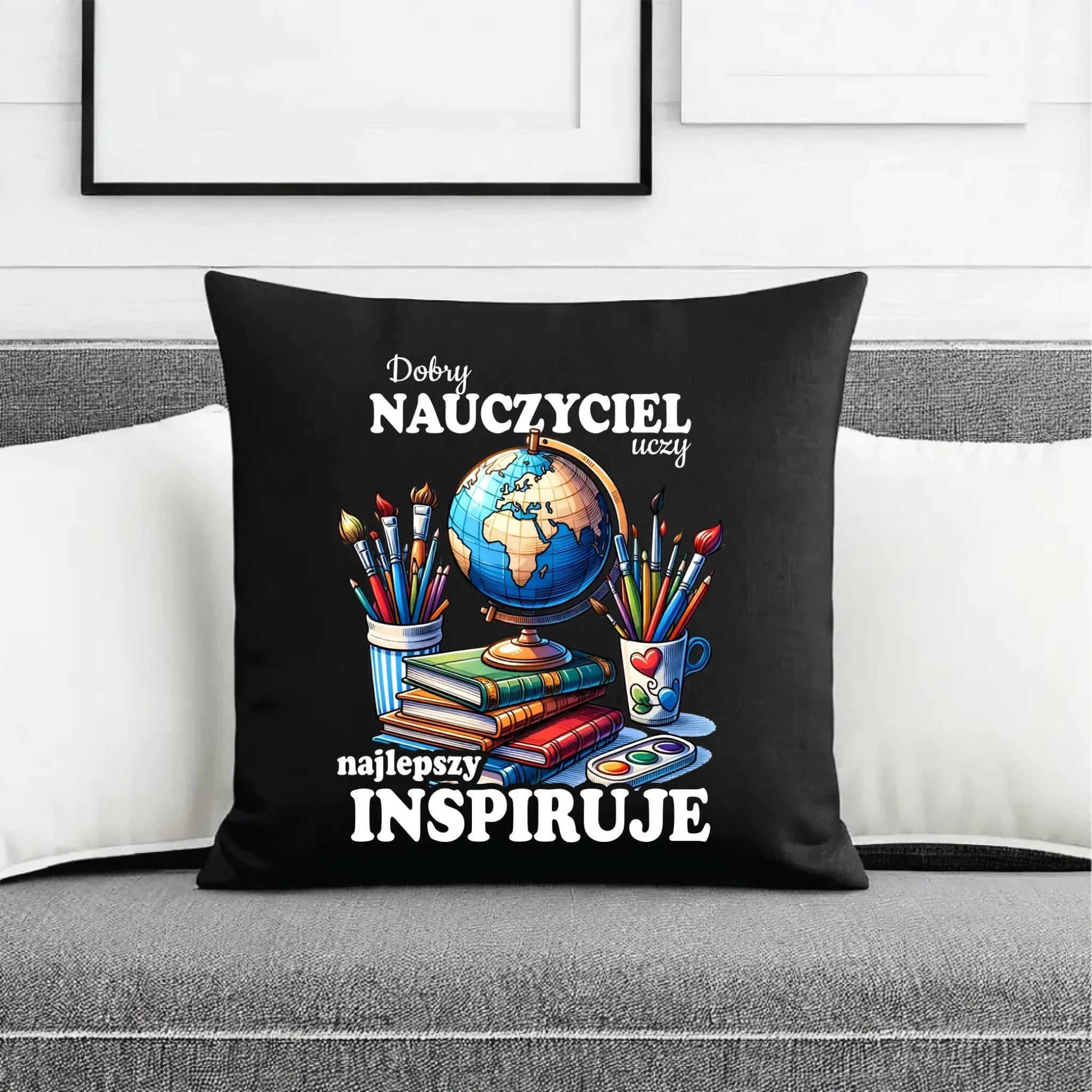 Poduszka dekoracyjna dla nauczyciela - Dobry nauczyciel uczy najlepszy inspiruje N72 - StoryCups.pl