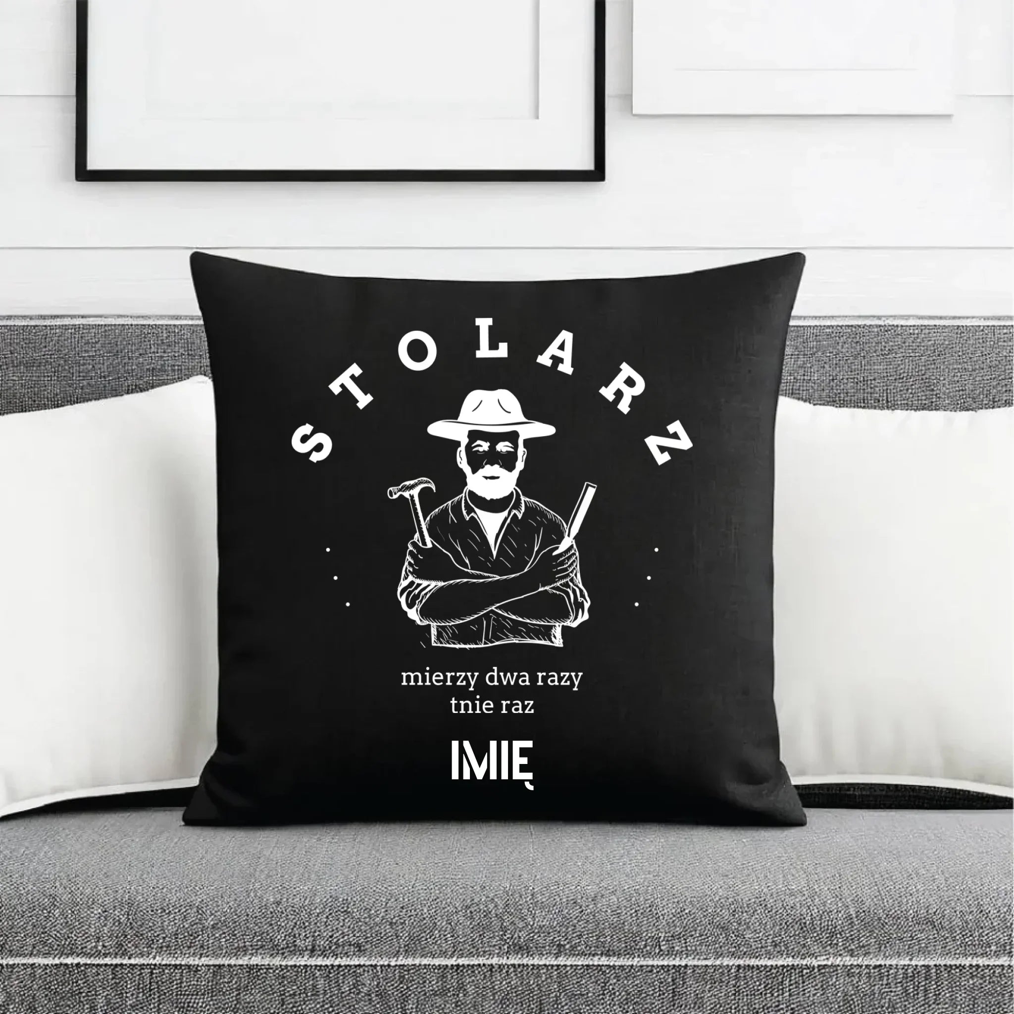 Poduszka dekoracyjna dla stolarza - Mierzy dwa razy tnie raz - personalizowana ZS02 - StoryCups.pl