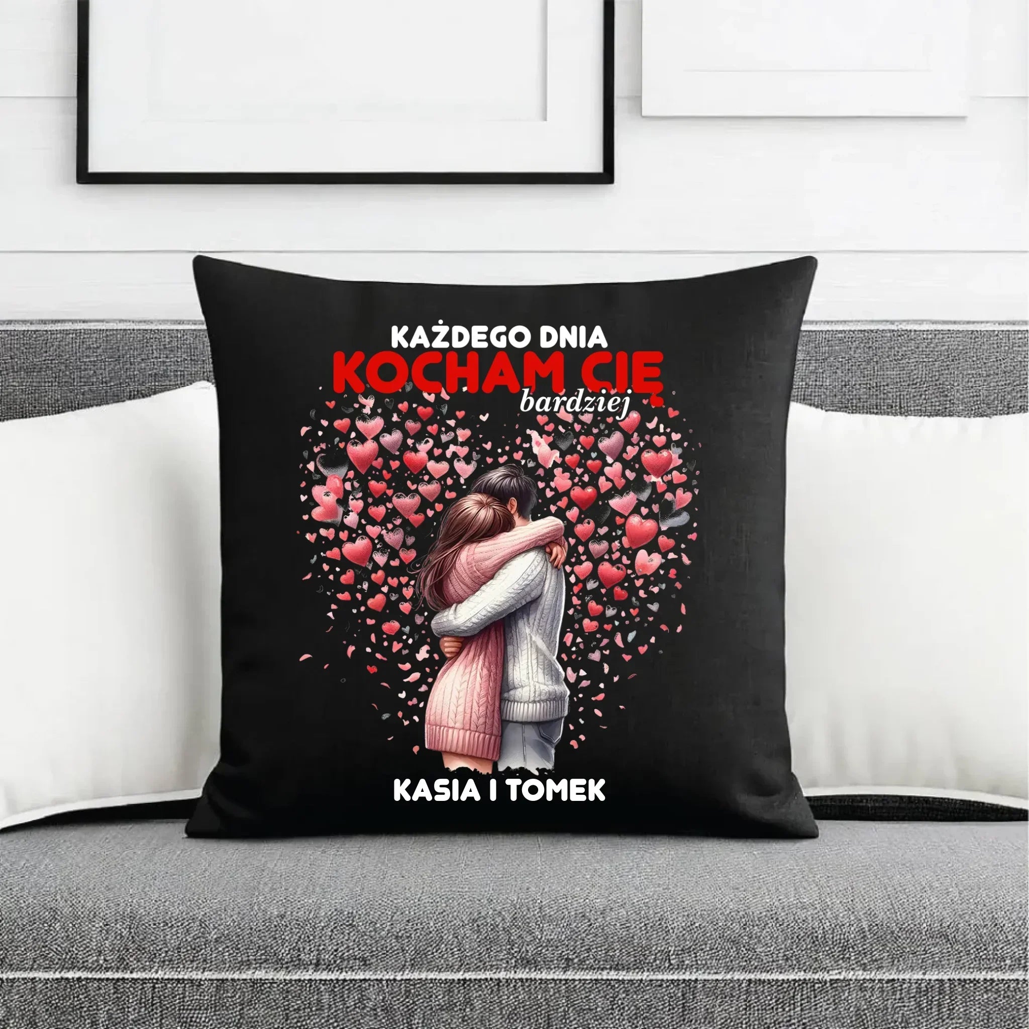 Poduszka dekoracyjna dla par - Każdego dnia kocham Cię bardziej - personalizowana W09 - StoryCups.pl
