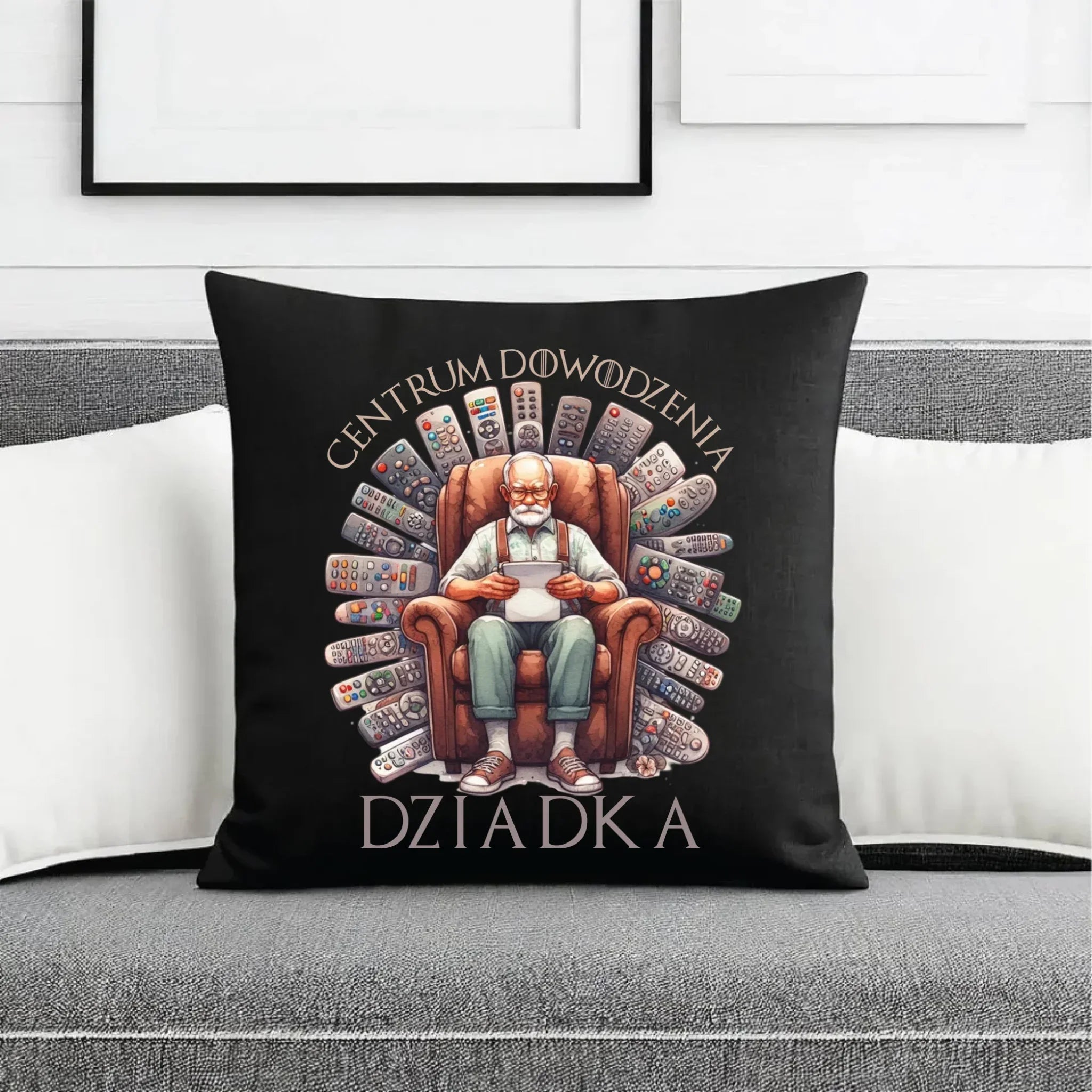 Poduszka dekoracyjna dla dziadka - Centrum dowodzenia D28 - StoryCups.pl