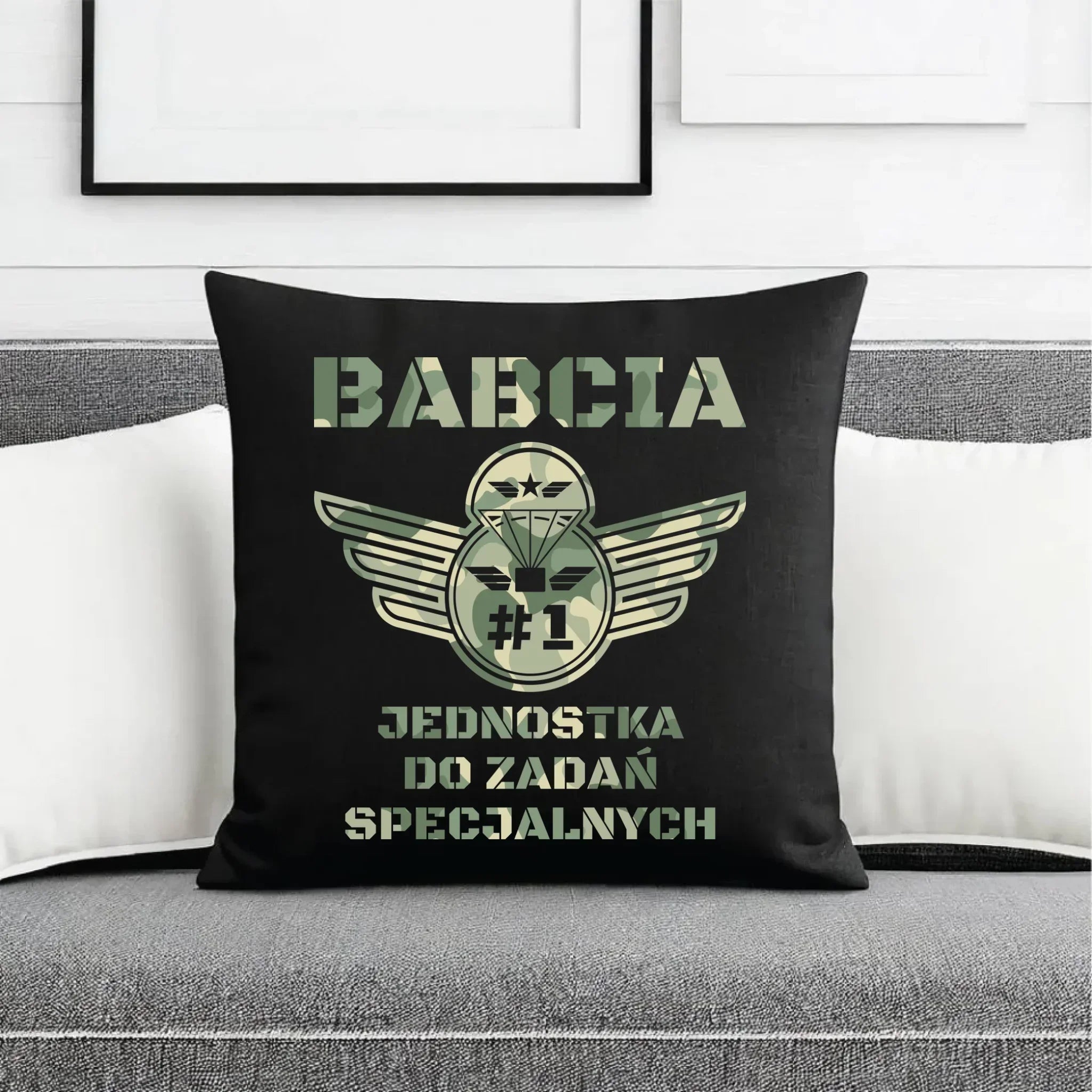 Poduszka dekoracyjna dla babci - Babcia jednostka do zadań specjalnych B31 - StoryCups.pl