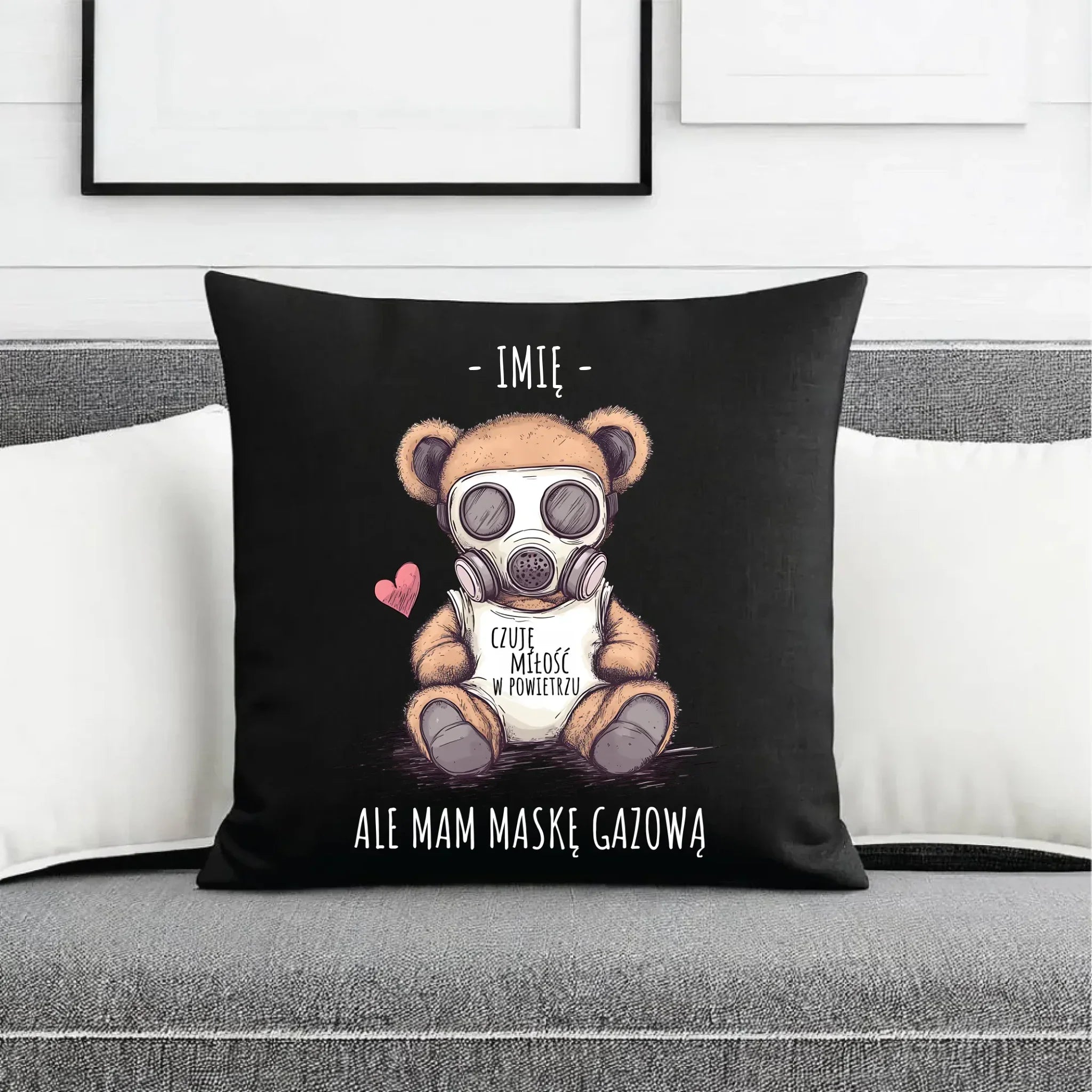 Poduszka dekoracyjna - Miś w masce gazowej - Czuję miłość w powietrzu - personalizowana W38 - StoryCups.pl