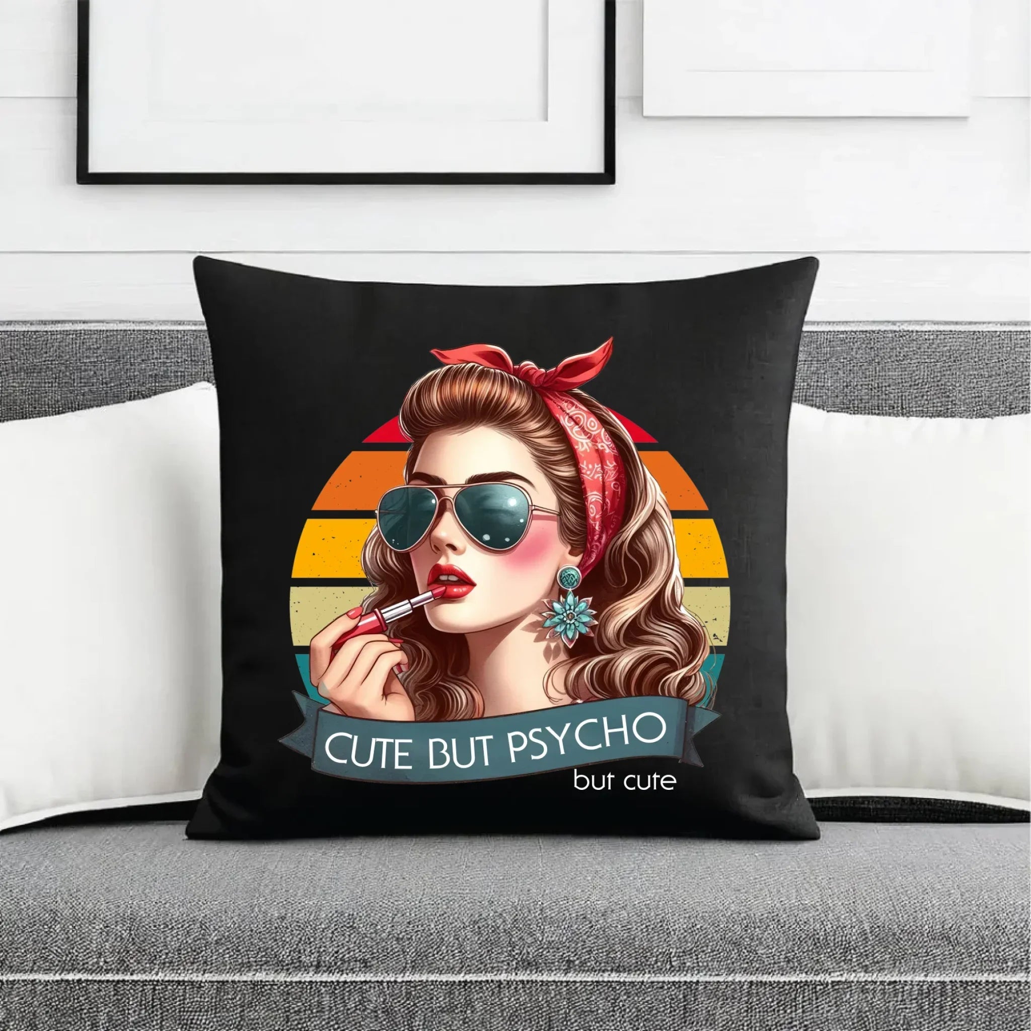 Poduszka dekoracyjna – Cute but psycho - w stylu retro DZ09 - StoryCups.pl