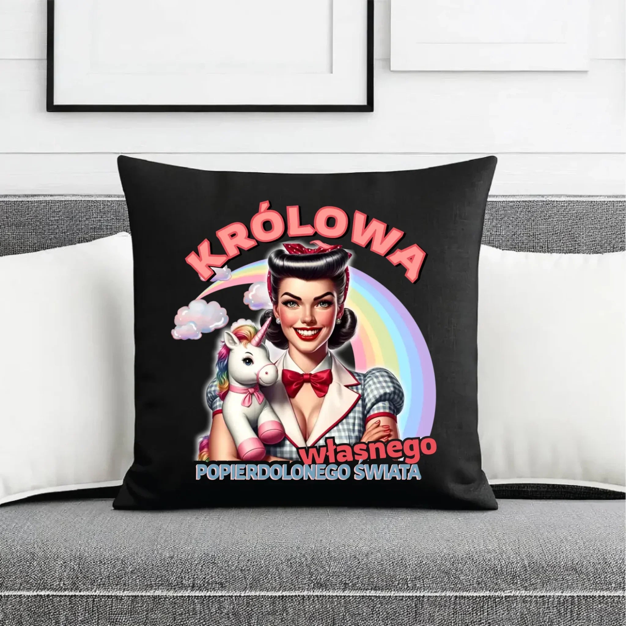 Śmieszna poduszka dekoracyjna retro – Królowa własnego popierd*onego świata - bez cenzury DZ08 - StoryCups.pl