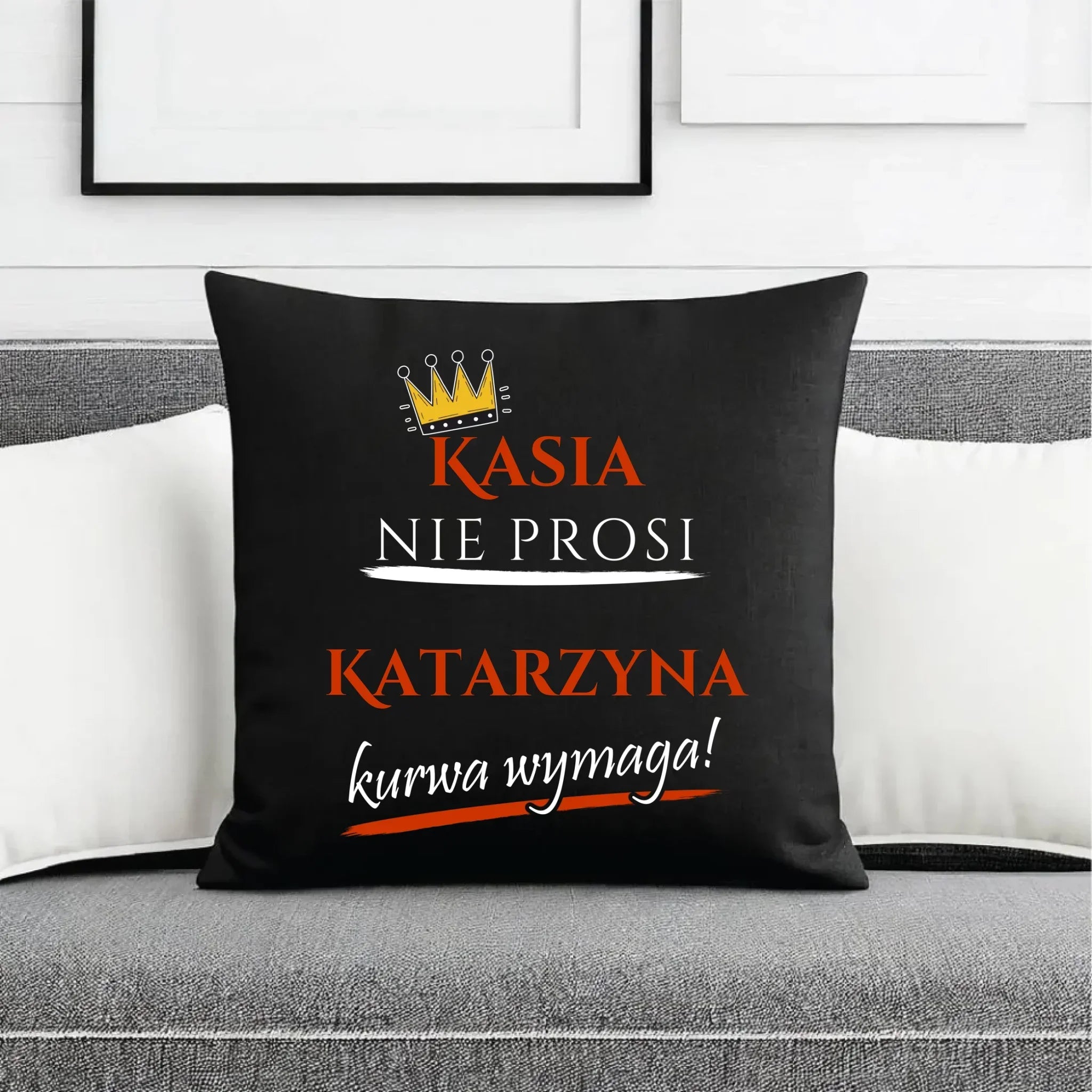 Poduszka dekoracyjna - Nie prosi, ku**a wymaga - bez cenzury - personalizowana DZ18 - StoryCups.pl