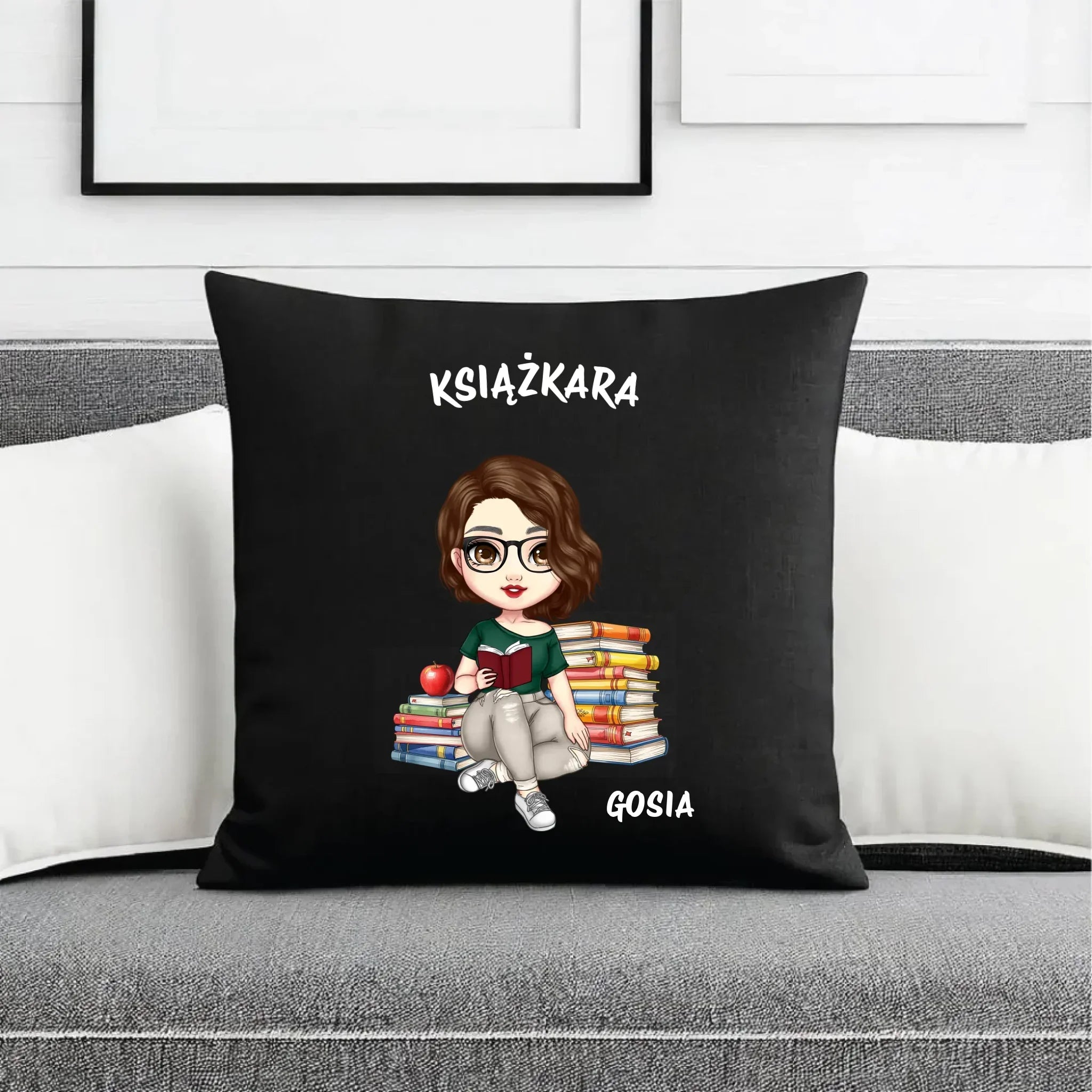 Poduszka dekoracyjna - Książkara - Prezent dla miłośniczki czytania książek - personalizowana DZ03 - StoryCups.pl