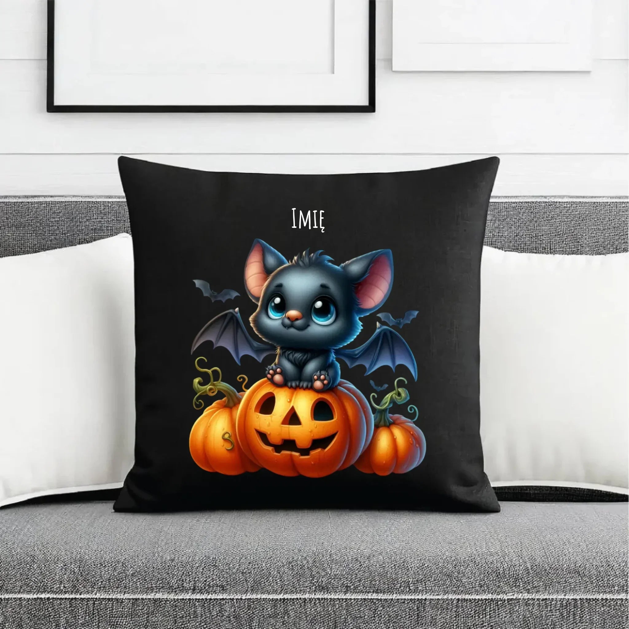 Poduszka dekoracyjna halloweenowa - Słodki nietoperz z dynią - personalizowana HL09 - StoryCups.pl