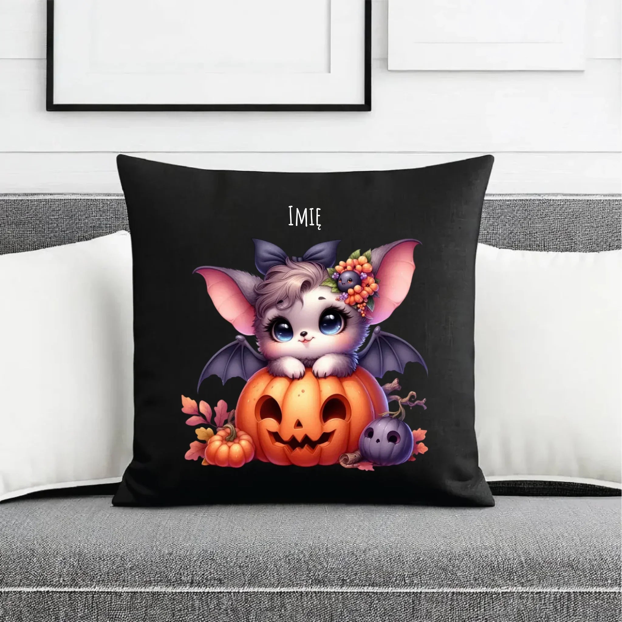 Poduszka dekoracyjna halloweenowa - Uroczy nietoperz z dynią - personalizowana HL08 - StoryCups.pl
