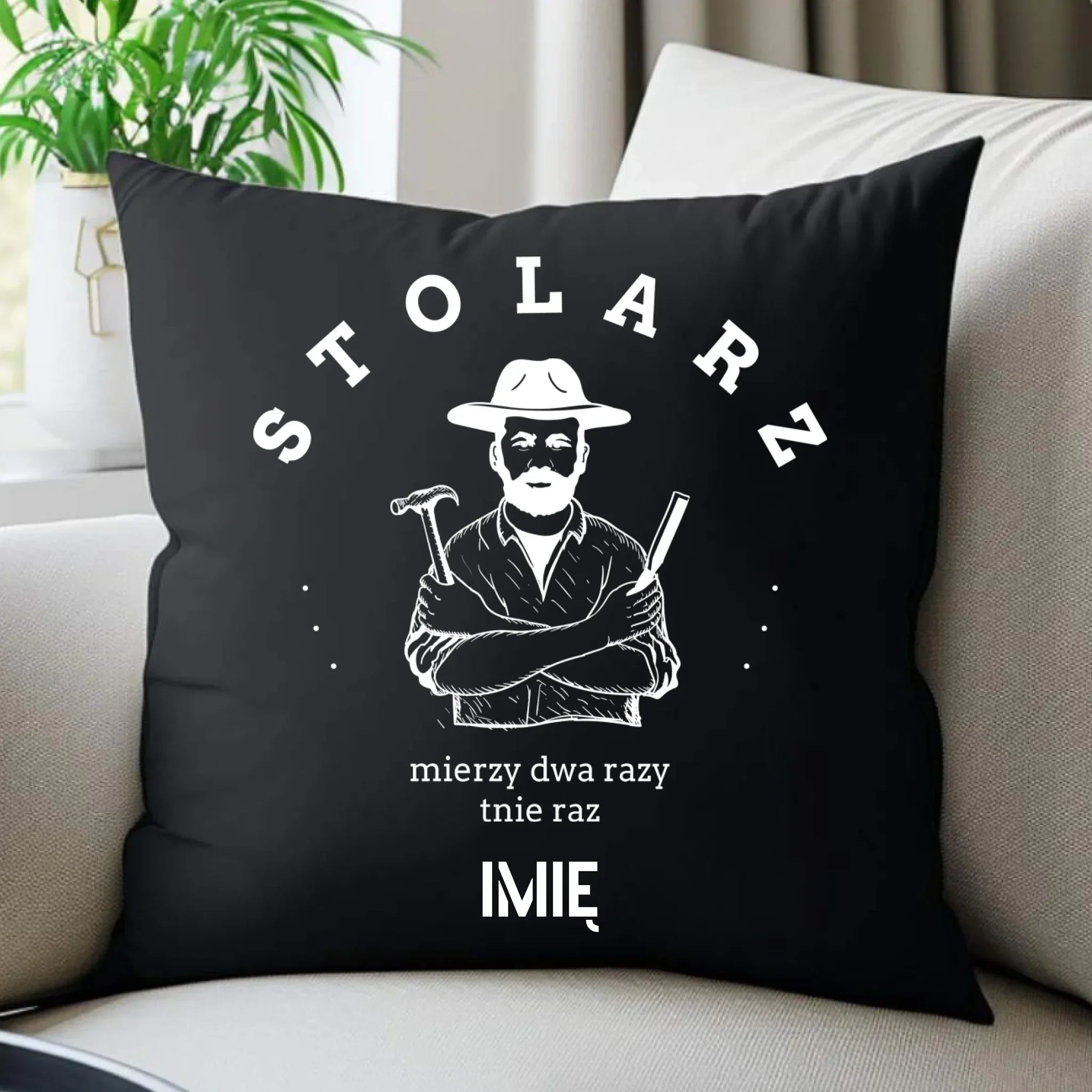 Poduszka dekoracyjna dla stolarza - Mierzy dwa razy tnie raz - personalizowana ZS02 - StoryCups.pl