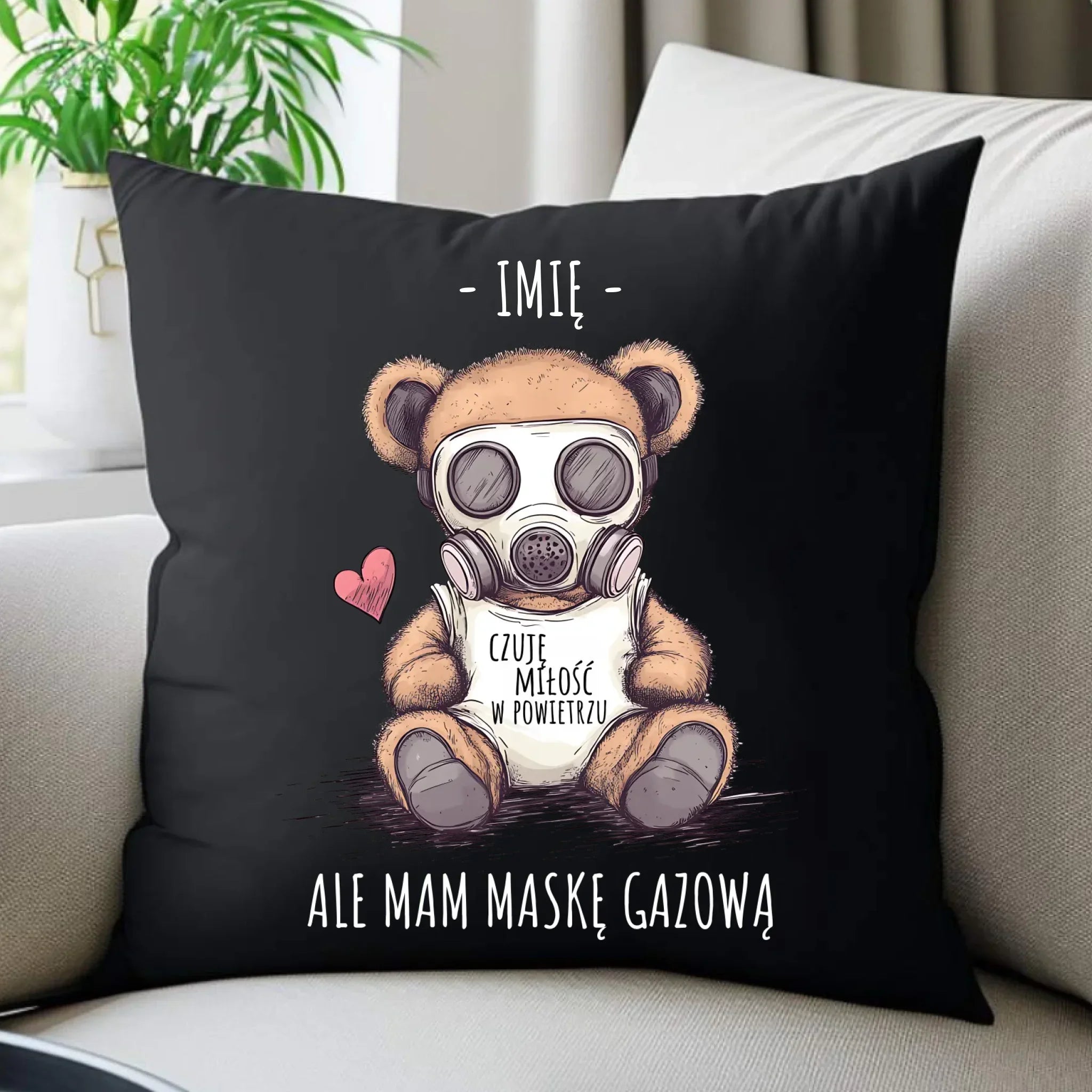 Poduszka dekoracyjna - Miś w masce gazowej - Czuję miłość w powietrzu - personalizowana W38 - StoryCups.pl