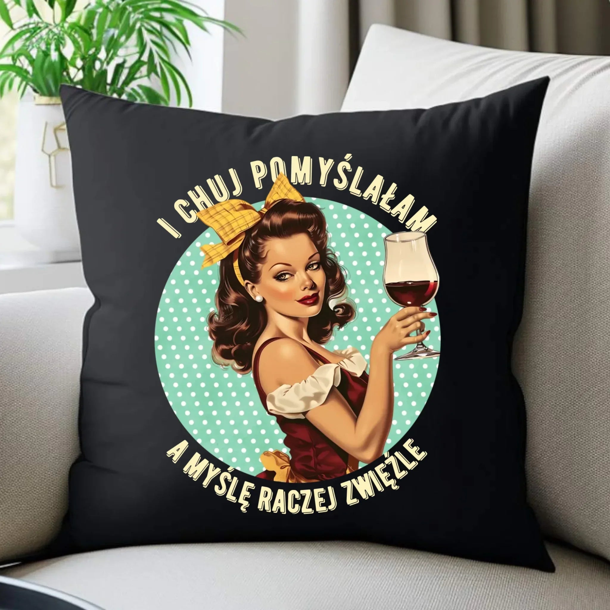 Śmieszna poduszka dekoracyjna retro - I ch*j pomyślałam, a myślę raczej zwięźle – bez cenzury DZ13 - StoryCups.pl