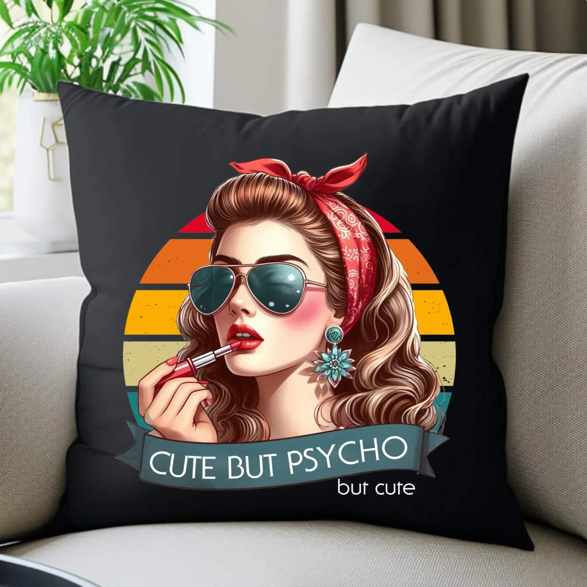 Poduszka dekoracyjna – Cute but psycho - w stylu retro DZ09 - StoryCups.pl