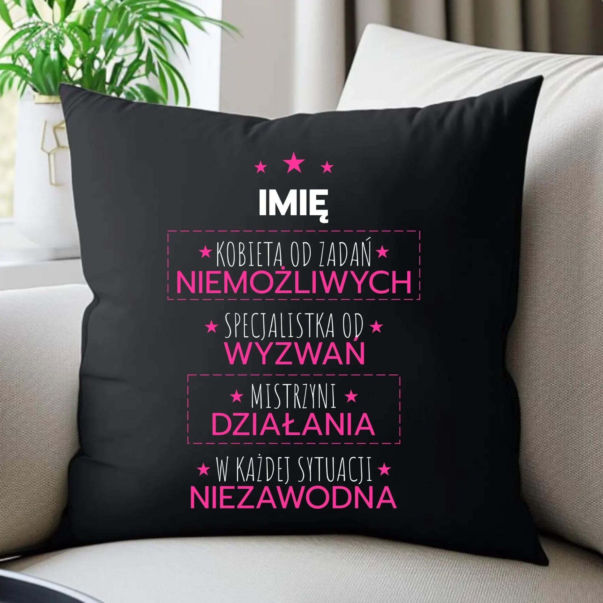 Poduszka dekoracyjna - Kobieta od zadań niemożliwych - personalizowana DZ19 - StoryCups.pl