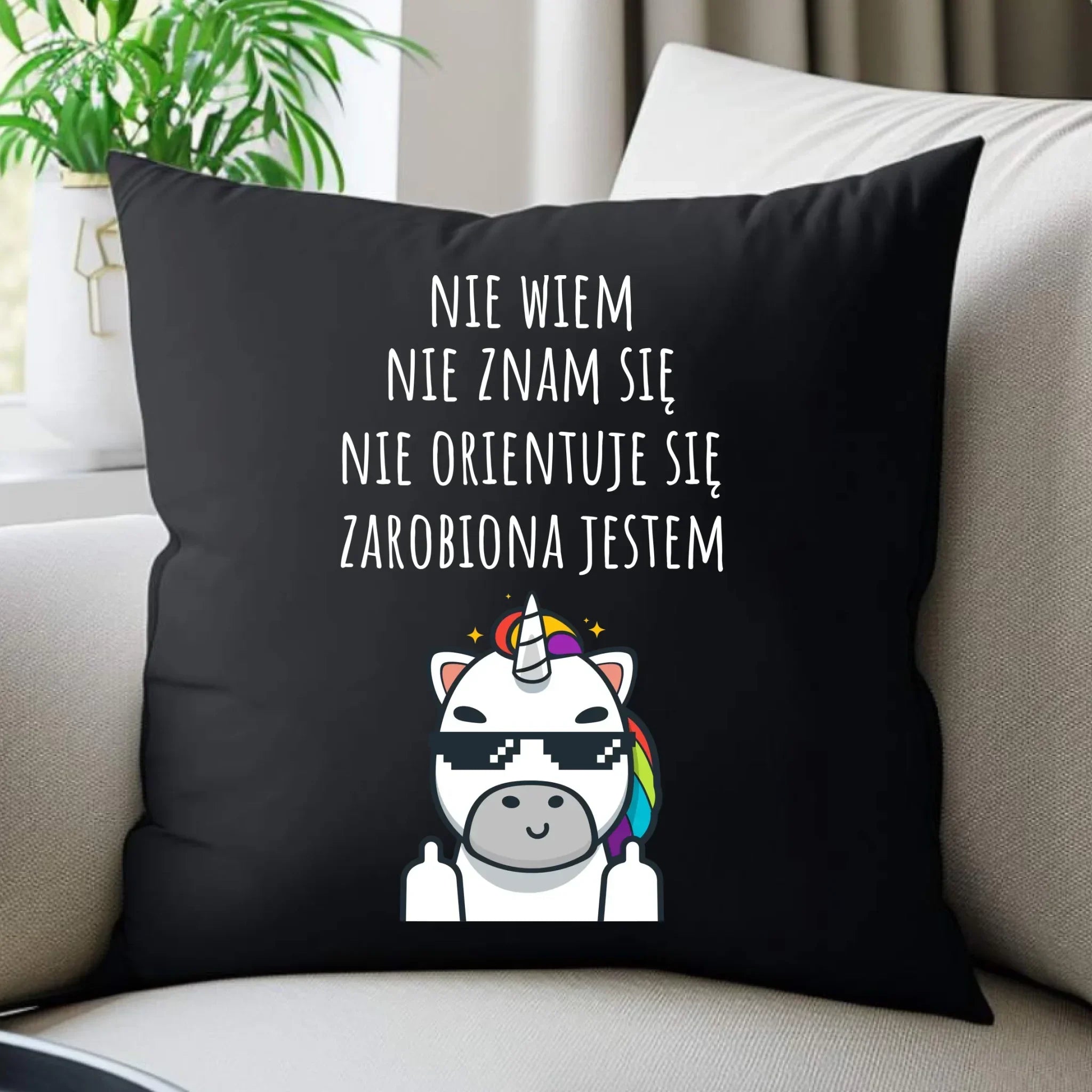 Śmieszna poduszka dekoracyjna z napisem - Nie wiem, nie znam się, zarobiona jestem DZ05 - StoryCups.pl
