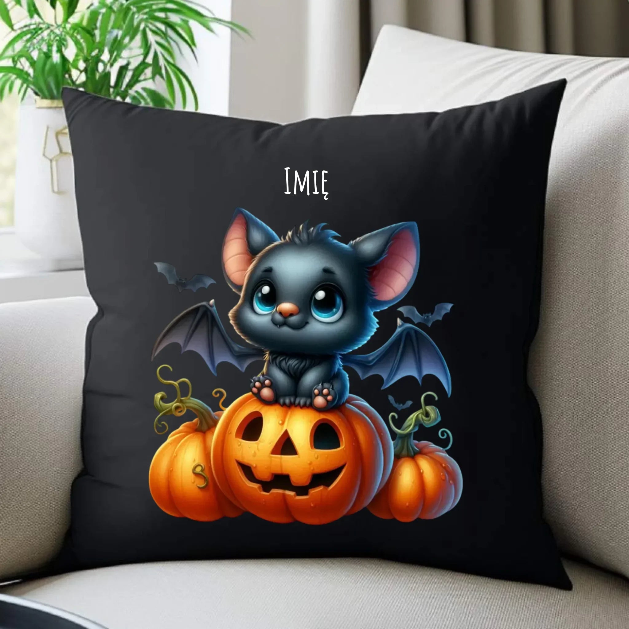 Poduszka dekoracyjna halloweenowa - Słodki nietoperz z dynią - personalizowana HL09 - StoryCups.pl