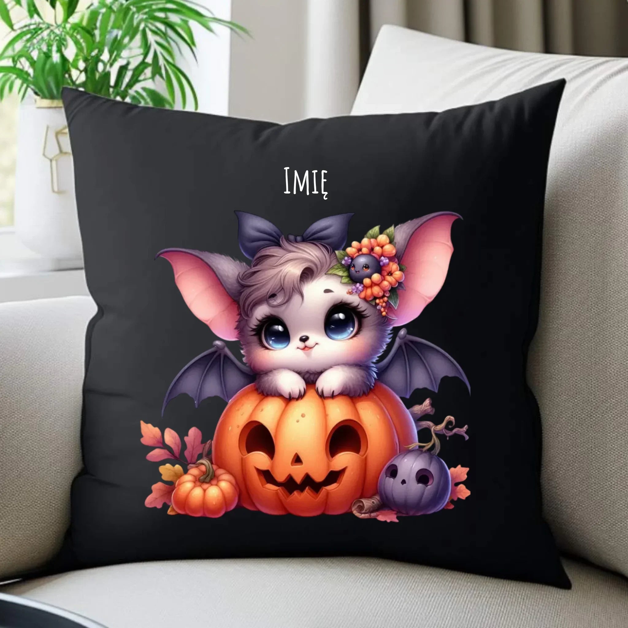 Poduszka dekoracyjna halloweenowa - Uroczy nietoperz z dynią - personalizowana HL08 - StoryCups.pl