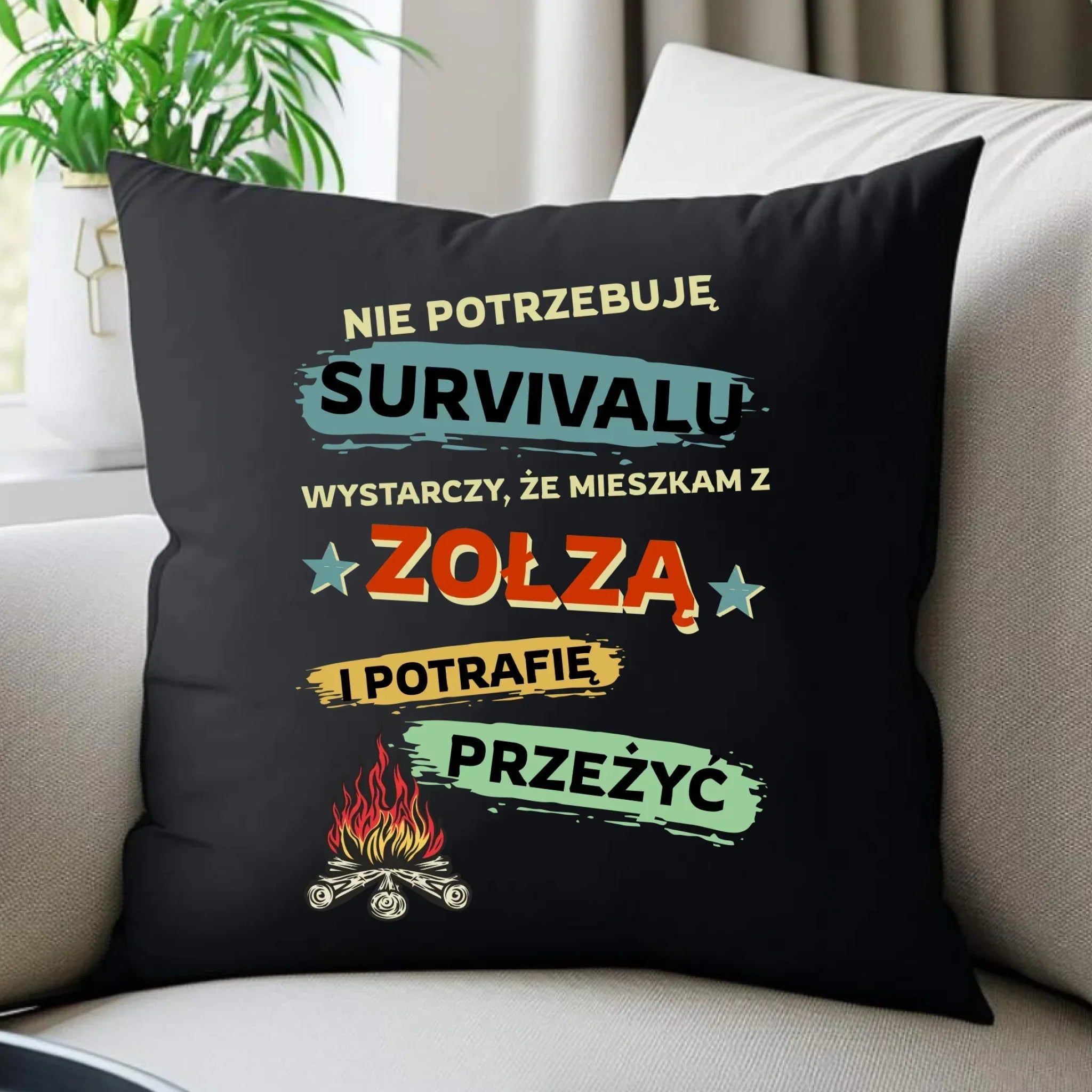 Poduszka dekoracyjna – Prezent dla chłopaka męża - Nie potrzebuję survivalu, mieszkam z zołzą DCH25 - StoryCups.pl