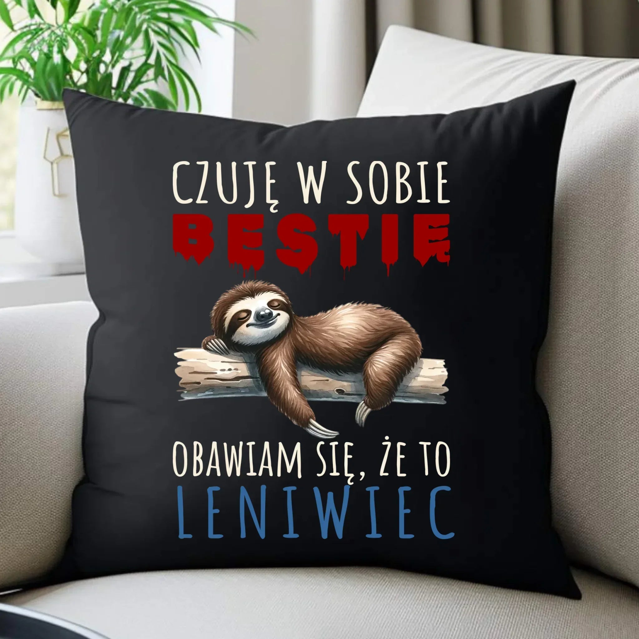 Śmieszna poduszka dekoracyjna – Czuję w sobie bestię, obawiam się że to leniwiec – prezent DCH26 - StoryCups.pl