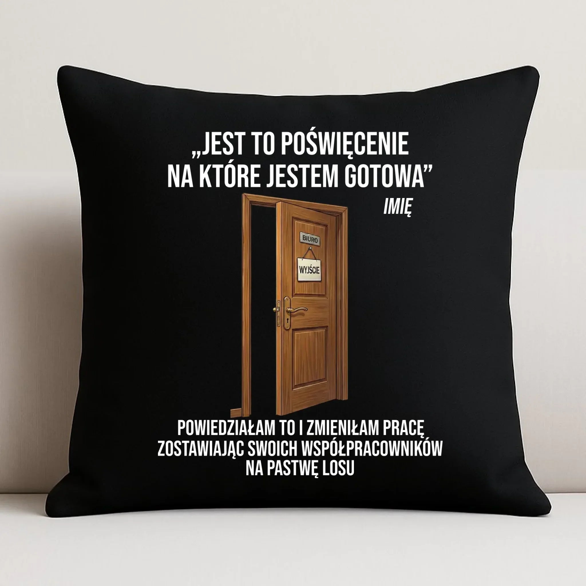 Poduszka dekoracyjna na odejście z pracy - Poświęcenie, na które jestem gotów - personalizowana OP02 - StoryCups.pl