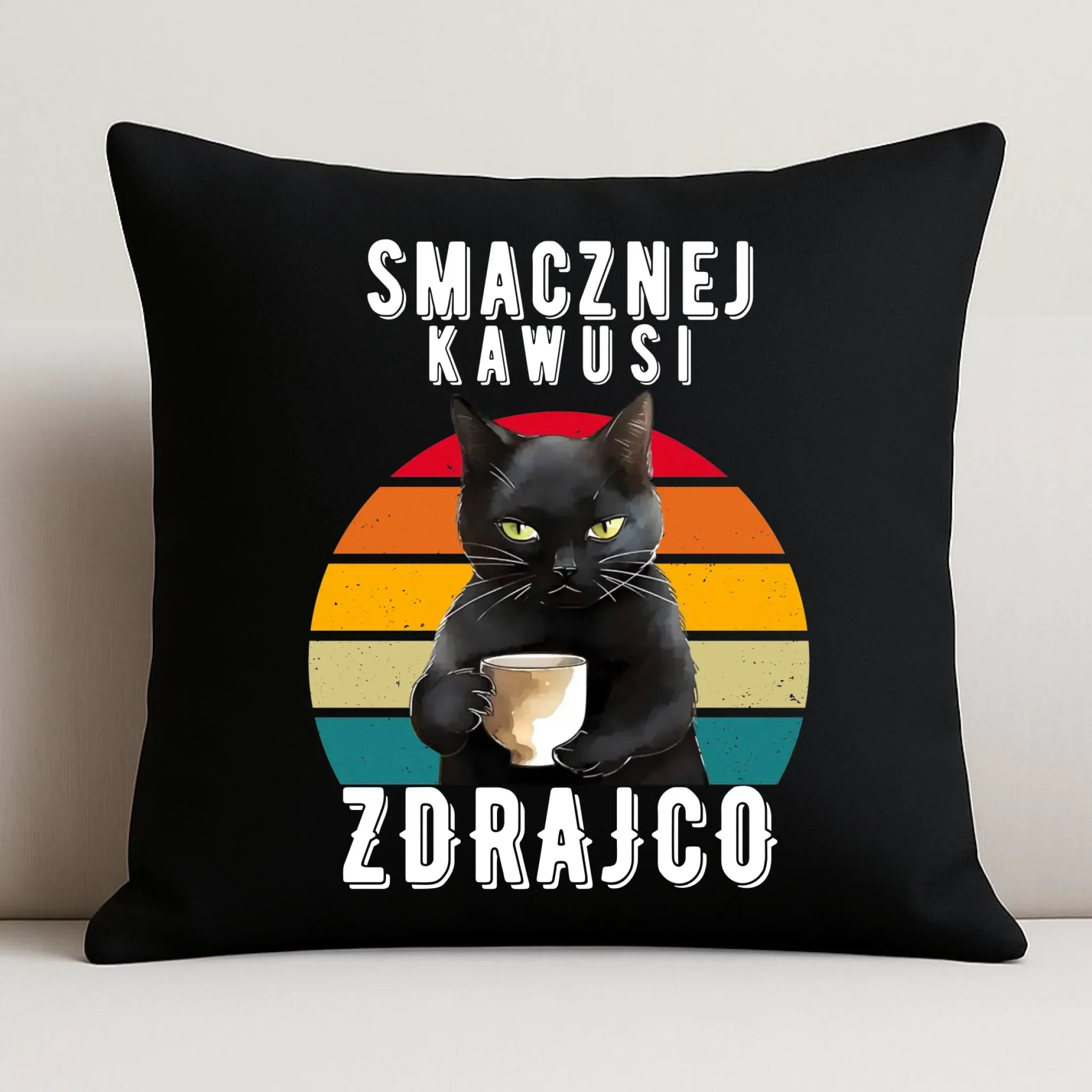 Poduszka dekoracyjna na odejście z pracy - Smacznej kawusi zdrajco OP03 - StoryCups.pl