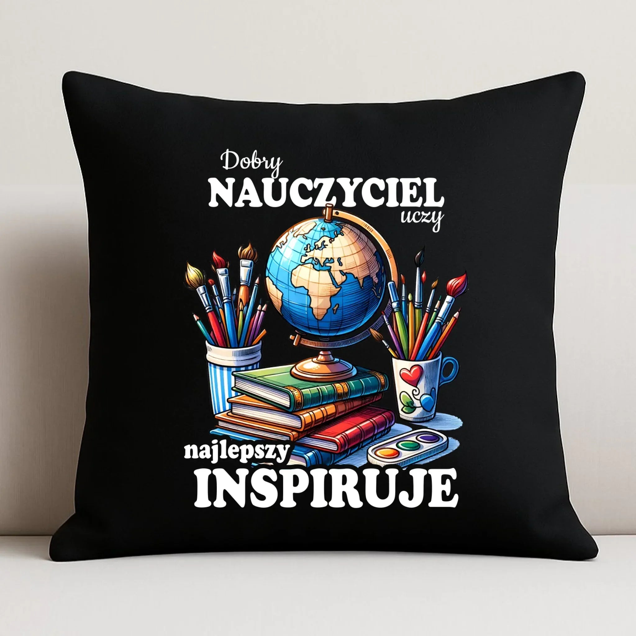 Poduszka dekoracyjna dla nauczyciela - Dobry nauczyciel uczy najlepszy inspiruje N72 - StoryCups.pl