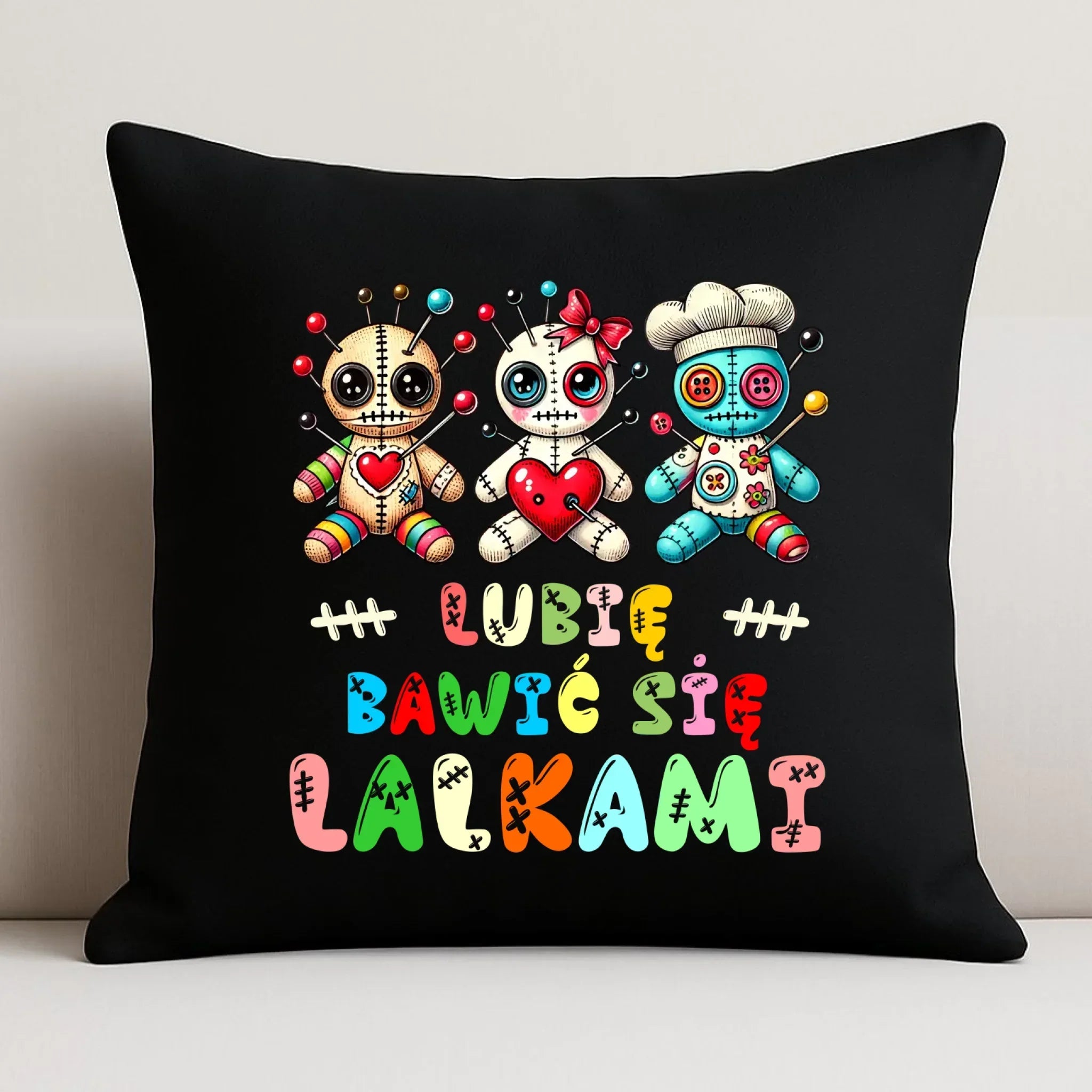 Poduszka dekoracyjna - Voodoo Lubię bawić się lalkami W52 - StoryCups.pl