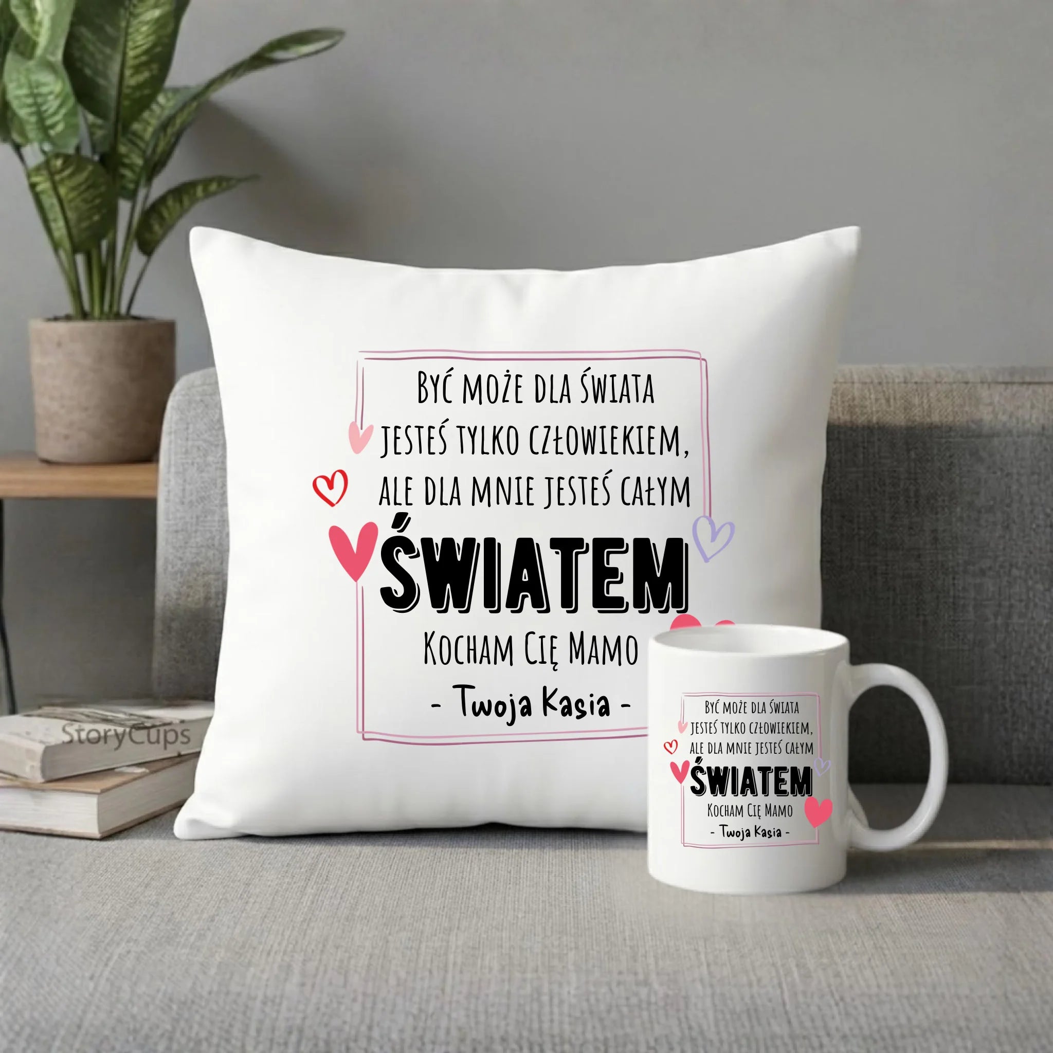 Zestaw poduszka i kubek dla mamy - Mamo jesteś całym Światem - personalizowany DM06 - StoryCups.pl