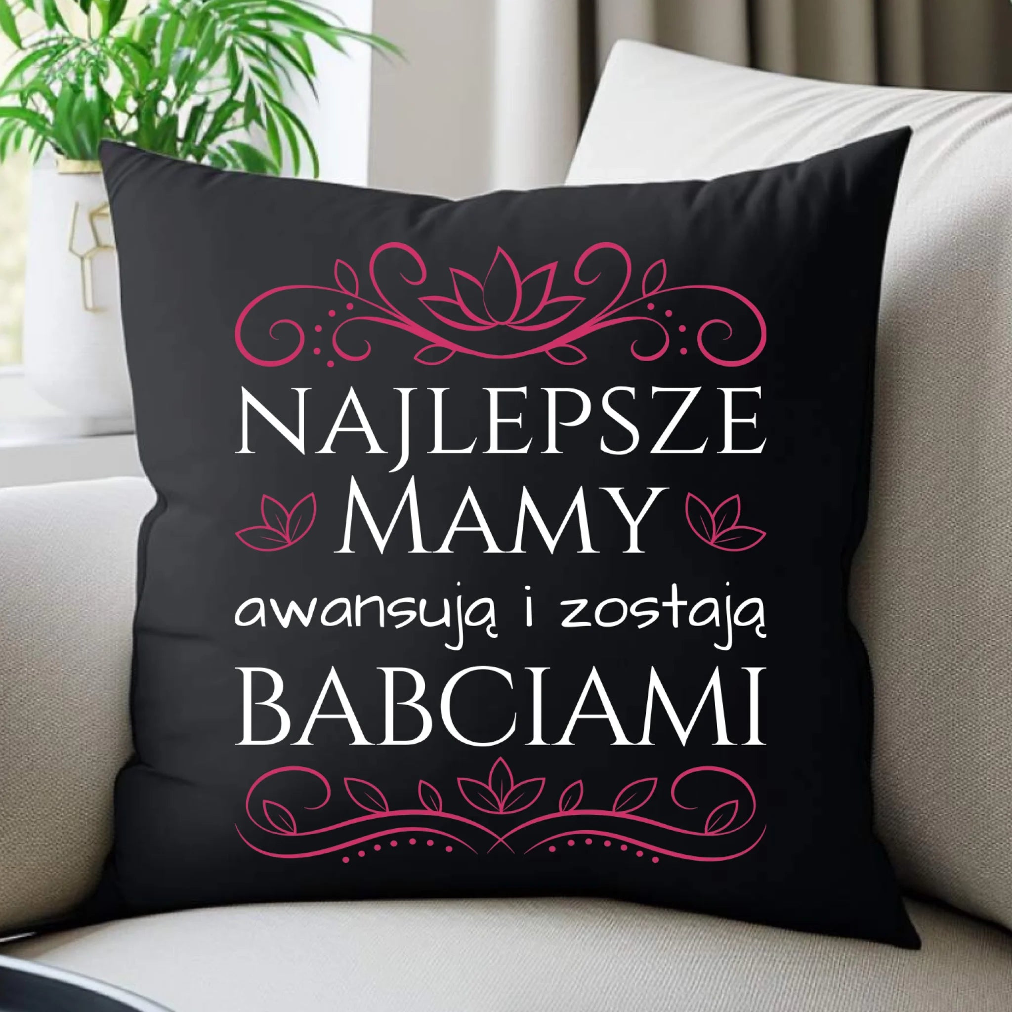 Poduszka dekoracyjna dla mamy - przyszłej babci - Najlepsze mamy awansują i zostają babciami DM26 - StoryCups.pl