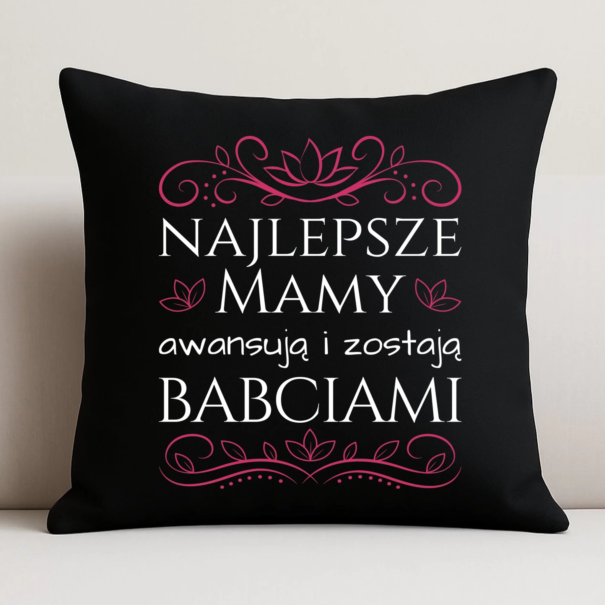Poduszka dekoracyjna dla mamy - przyszłej babci - Najlepsze mamy awansują i zostają babciami DM26 - StoryCups.pl
