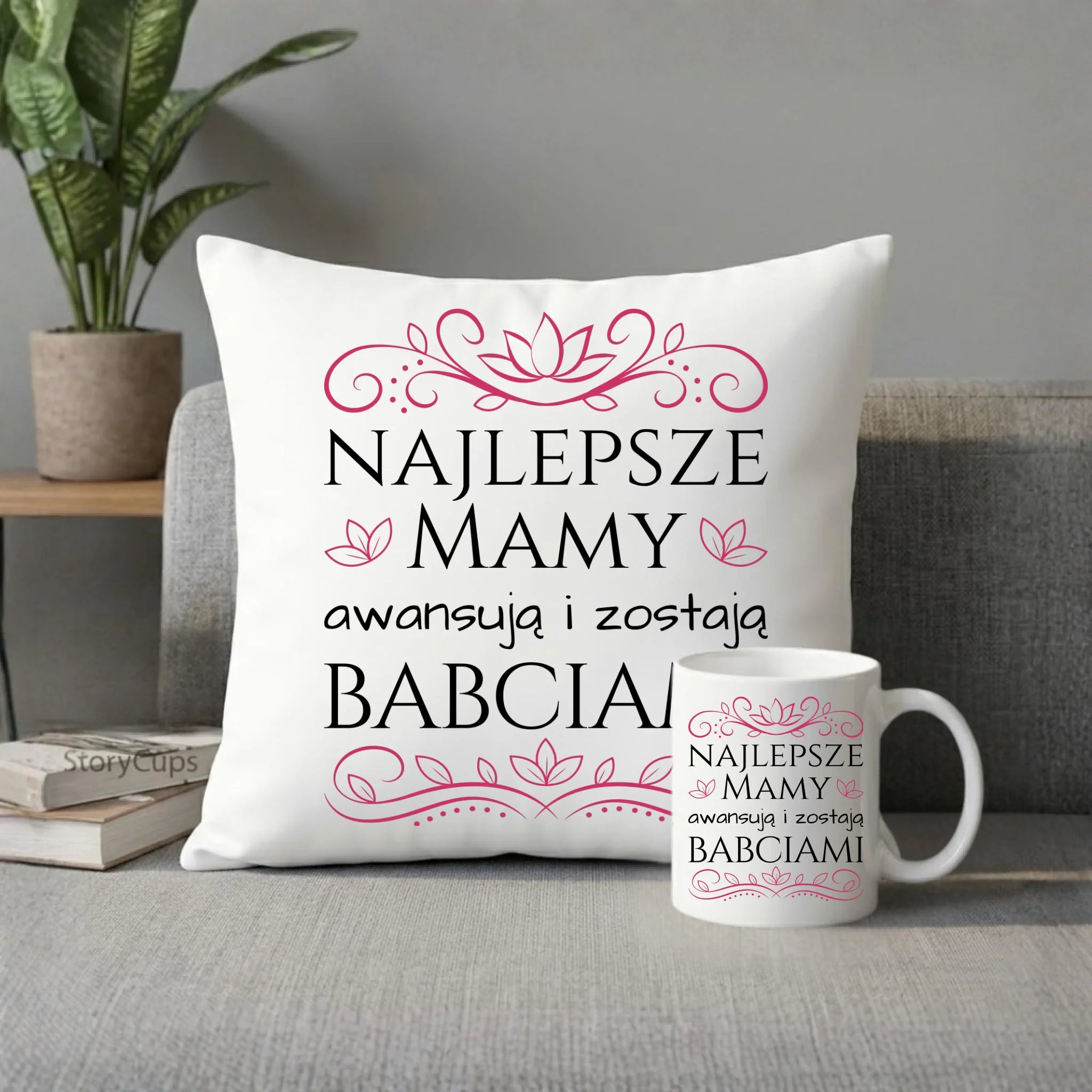 Zestaw poduszka i kubek dla mamy - przyszłej babci - Najlepsze mamy awansują i zostają babciami DM26 - StoryCups.pl