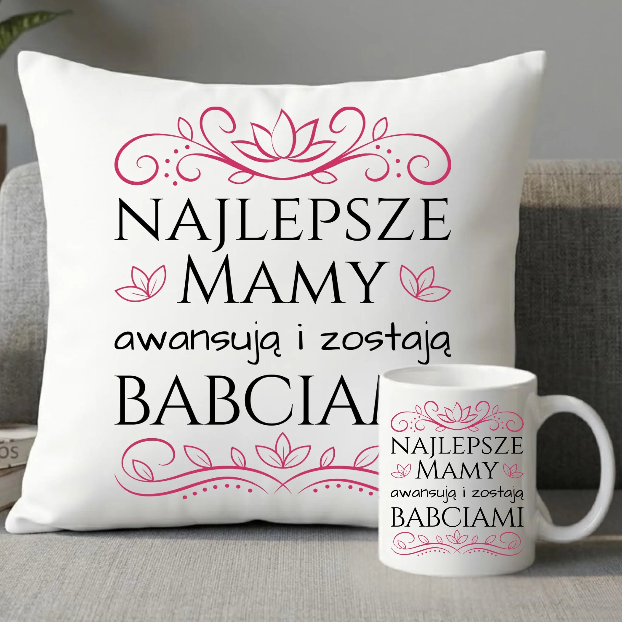 Zestaw poduszka i kubek dla mamy - przyszłej babci - Najlepsze mamy awansują i zostają babciami DM26 - StoryCups.pl