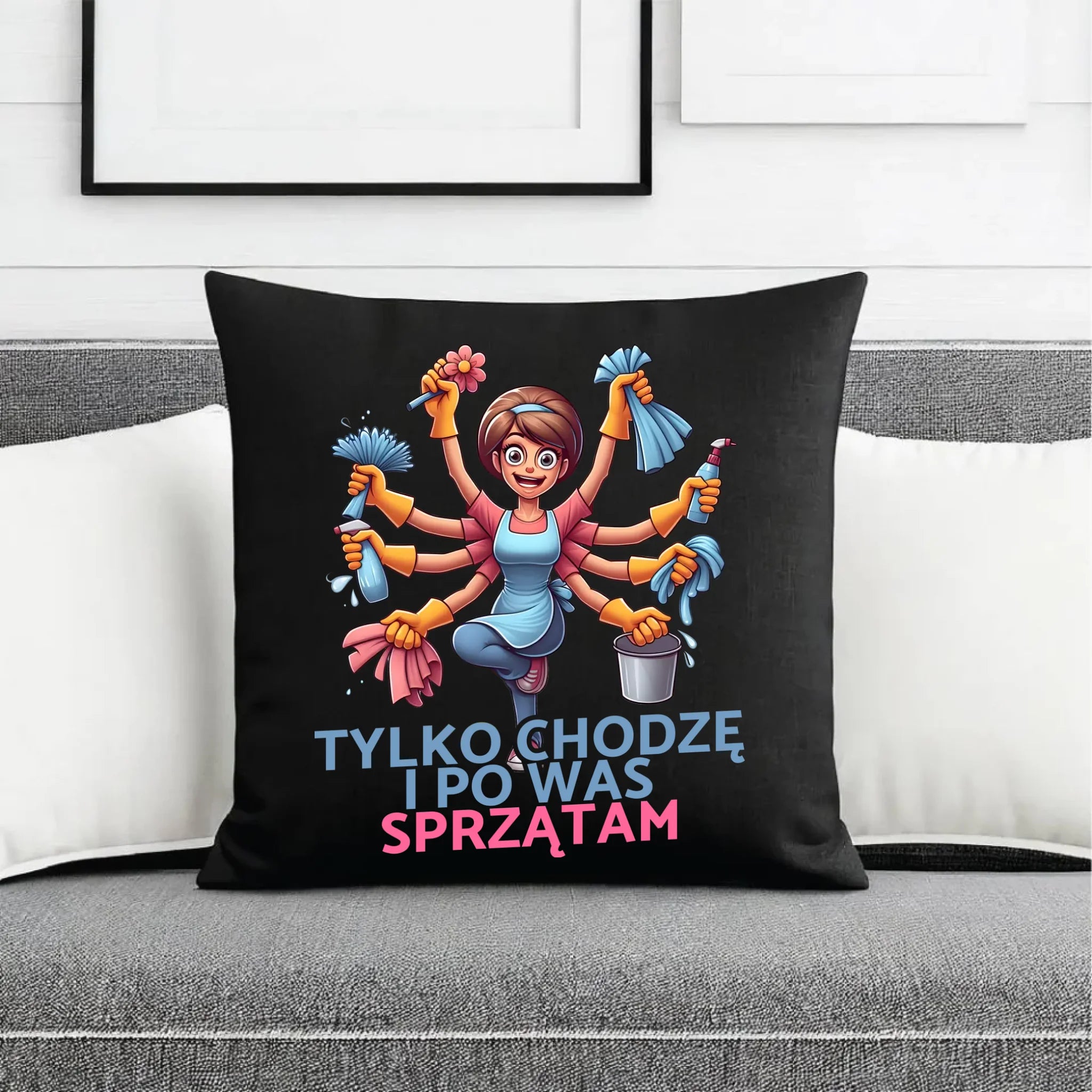 Poduszka dekoracyjna dla mamy - Tylko chodzę i po Was sprzątam DM42 - StoryCups.pl