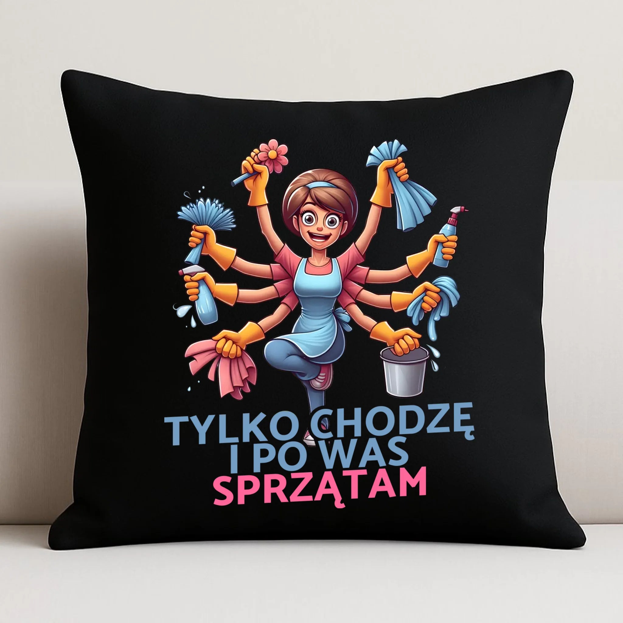 Poduszka dekoracyjna dla mamy - Tylko chodzę i po Was sprzątam DM42 - StoryCups.pl