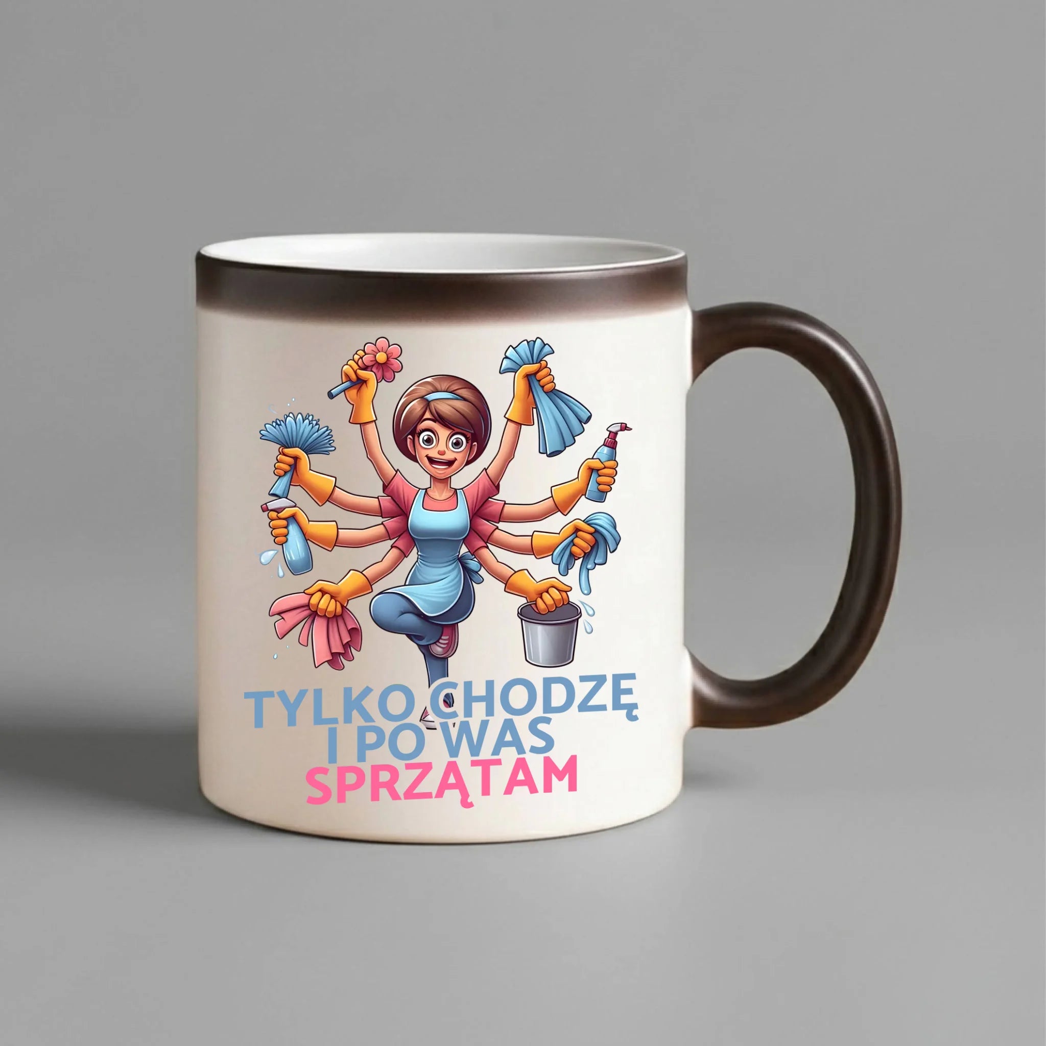 Kubek magiczny dla mamy - Tylko chodzę i po Was sprzątam DM42 - StoryCups.pl