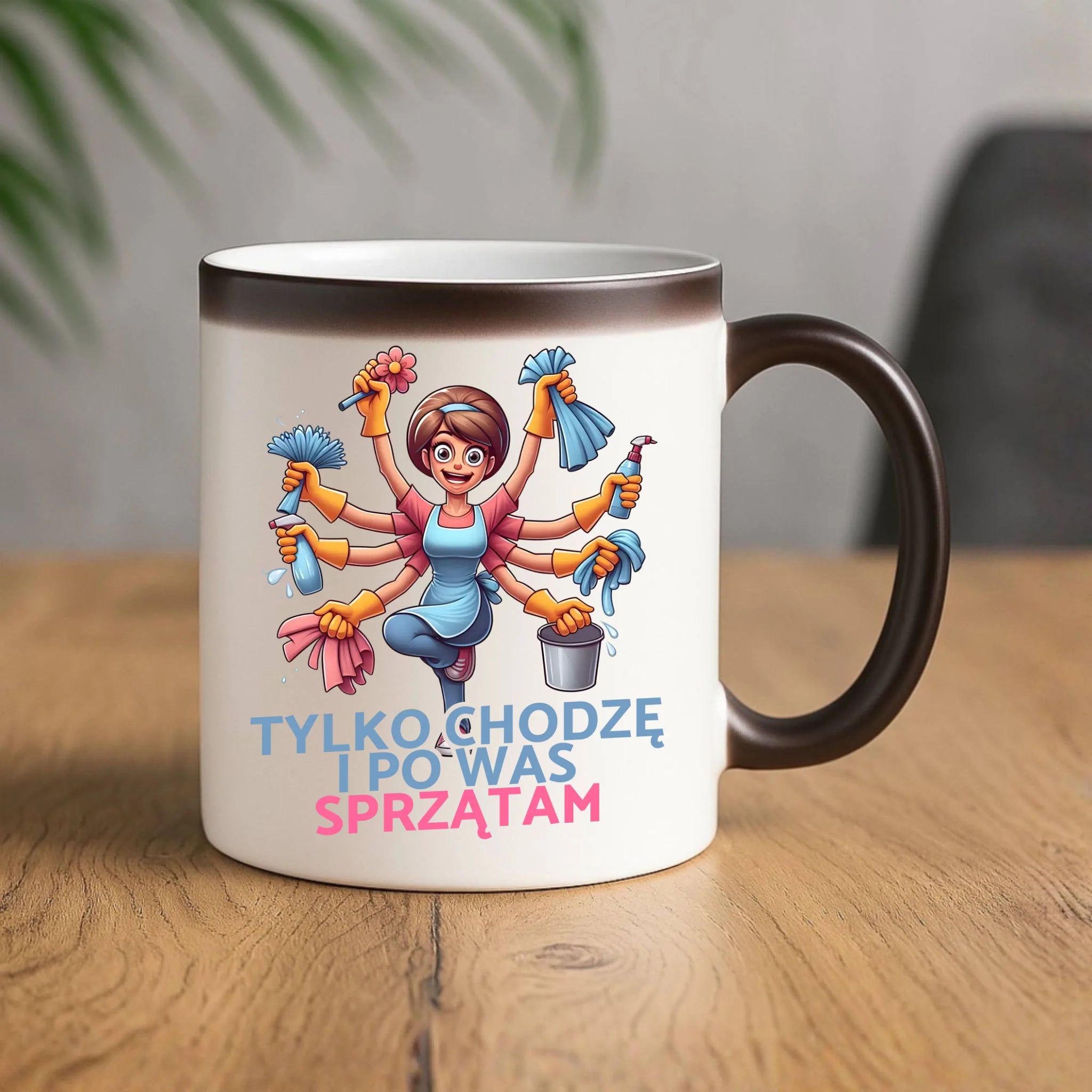 Kubek magiczny dla mamy - Tylko chodzę i po Was sprzątam DM42 - StoryCups.pl