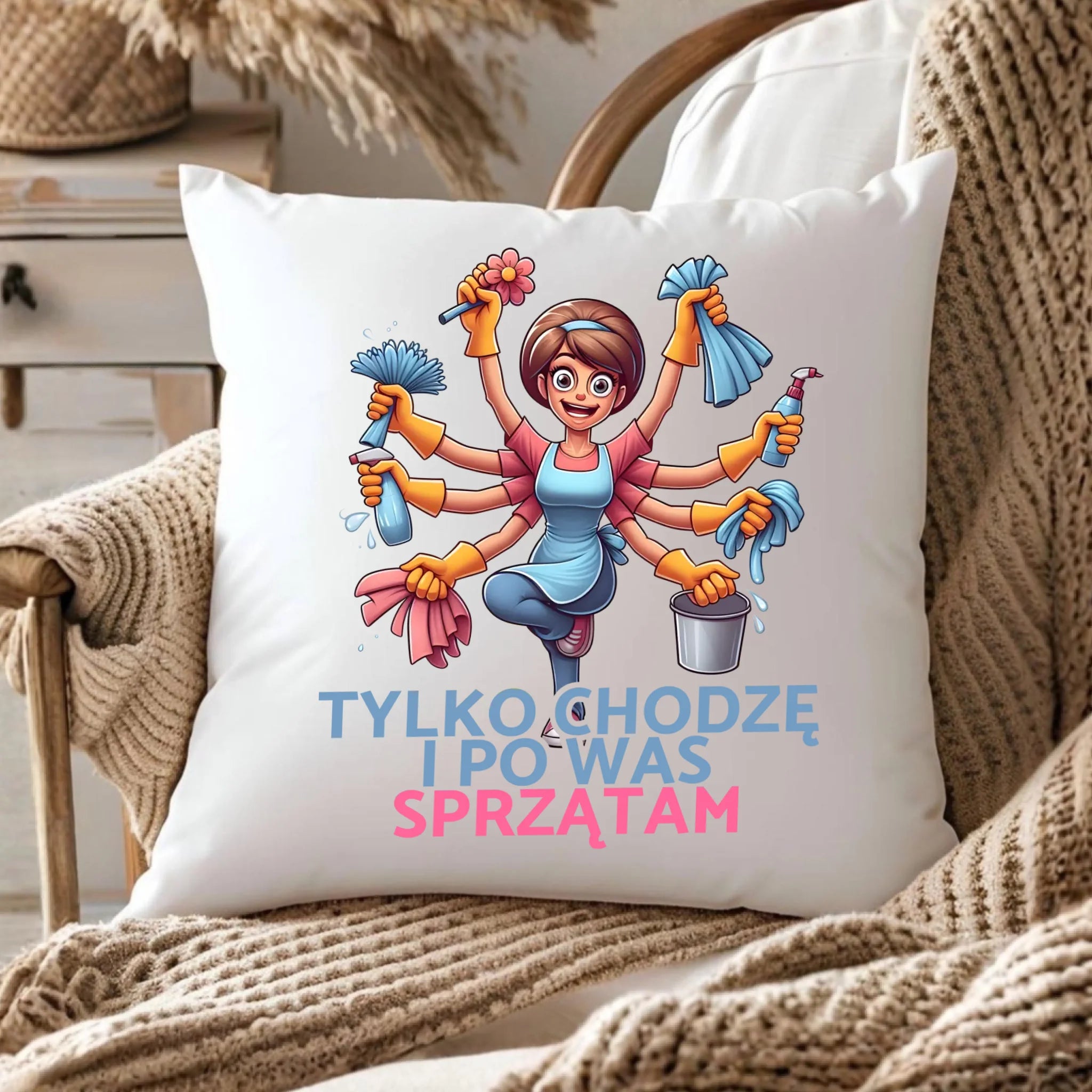 Poduszka dla mamy - Tylko chodzę i po Was sprzątam DM42 - StoryCups.pl