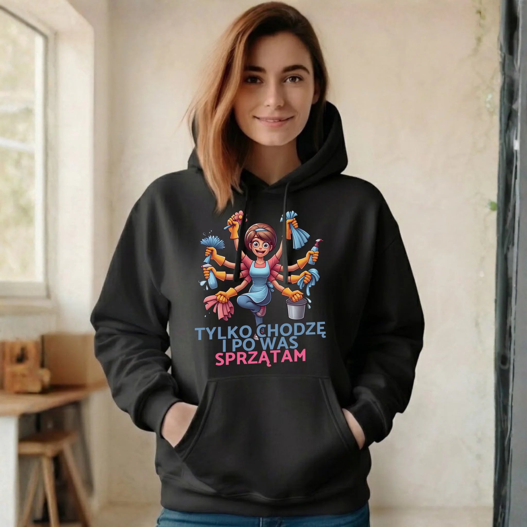 Bluza z kapturem dla mamy - Tylko chodzę i po Was sprzątam DM42 - StoryCups.pl