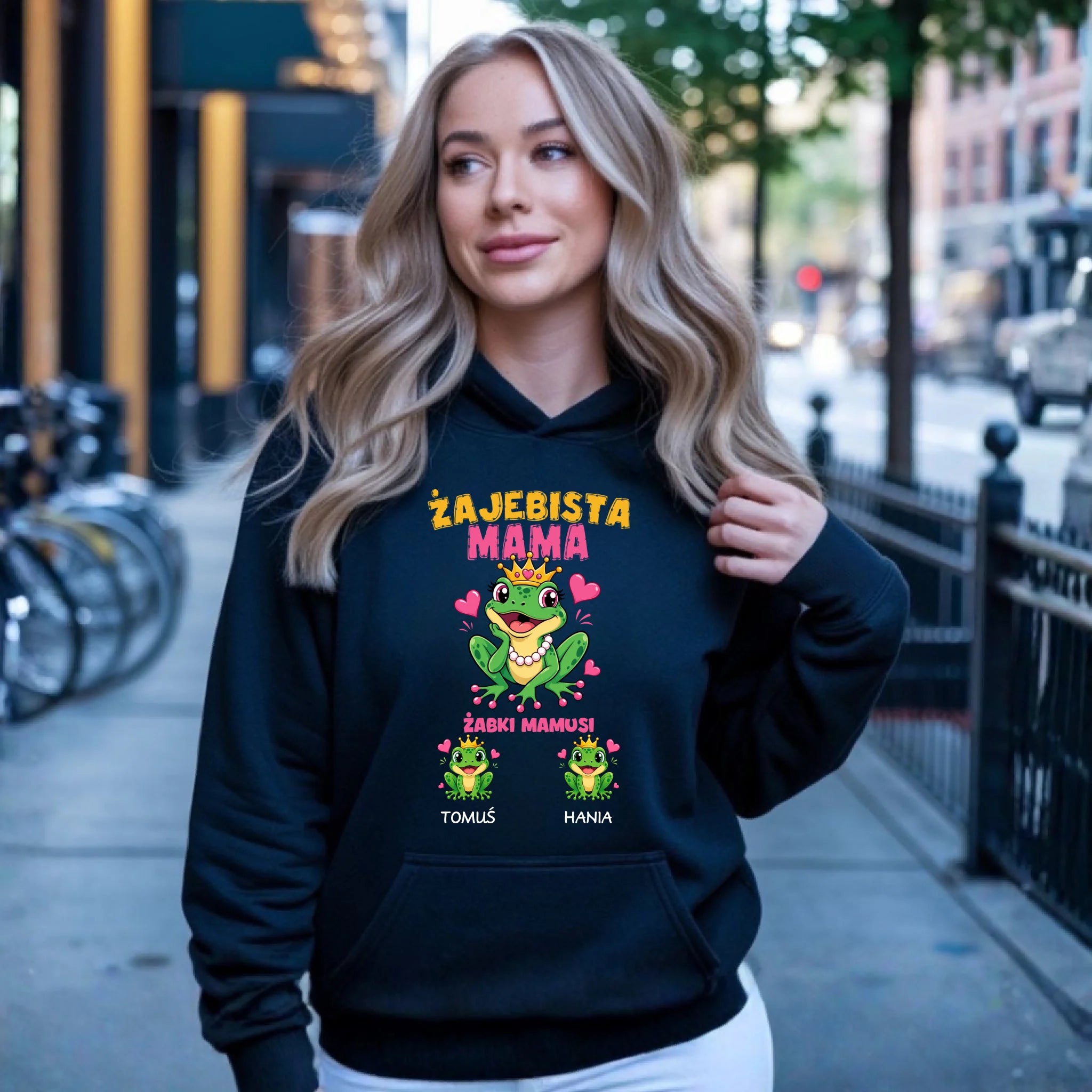 Bluza z kapturem dla mamy z imionami dzieci - Żabki Mamusi - personalizowana DM54 - StoryCups.pl
