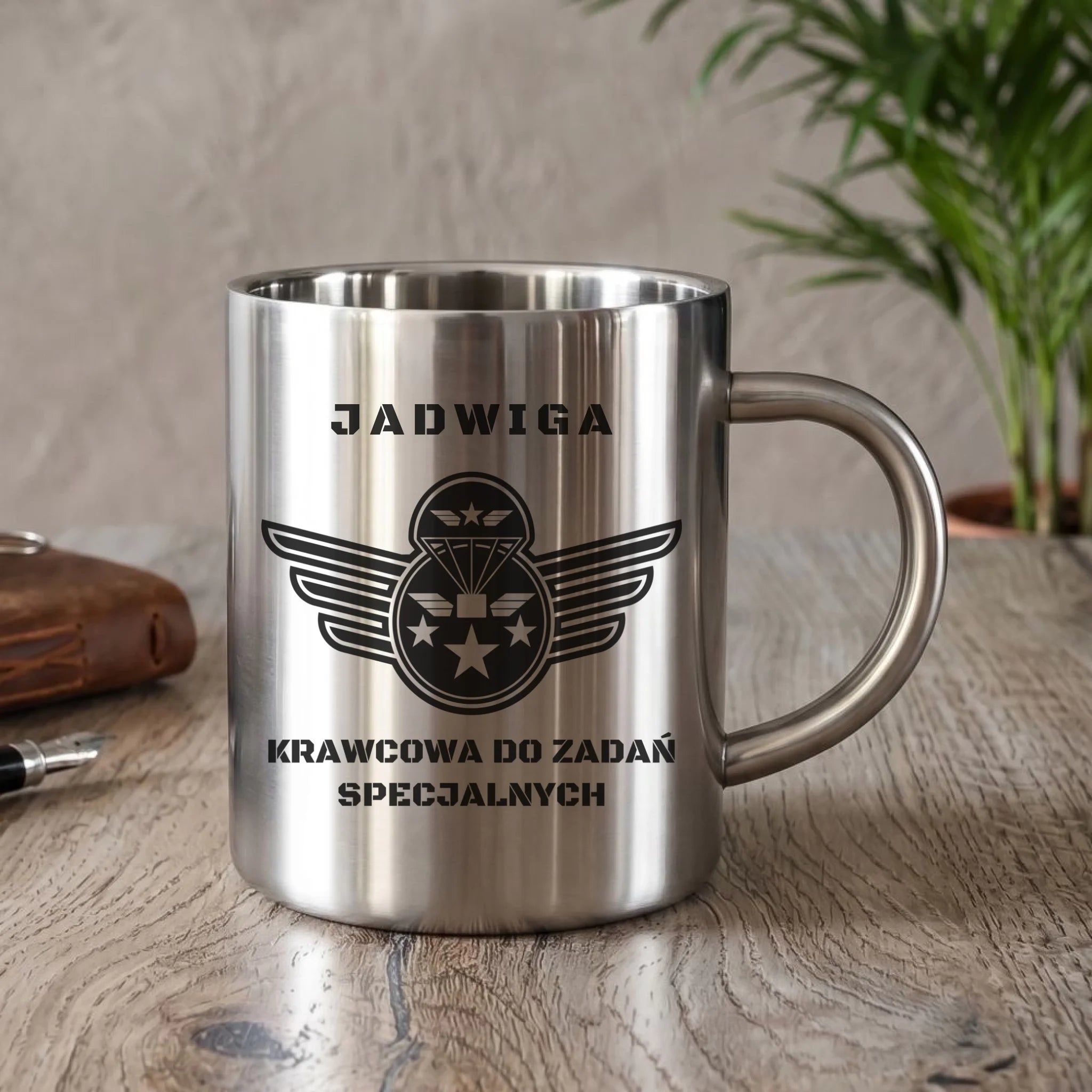 Kubek metalowy szyciowy dla krawcowej - Krawcowa do zadań specjalnych HS38 - StoryCups.pl