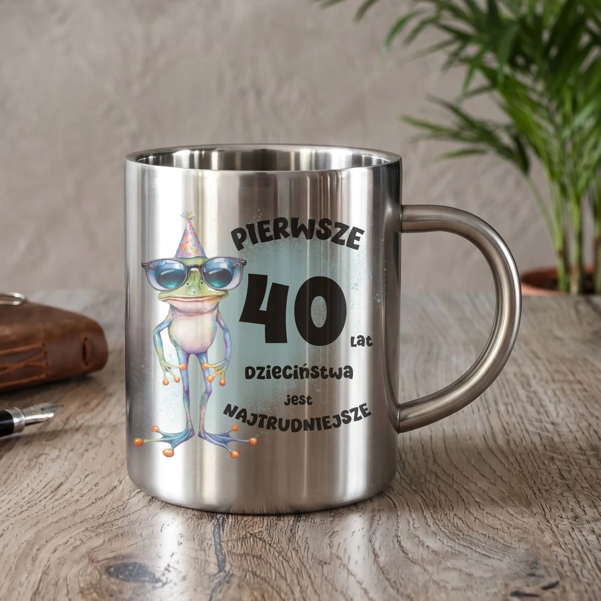 Pierwsze 40 lat dzieciństwa jest najtrudniejsze | Kubek metalowy na urodziny U20 - StoryCups.pl