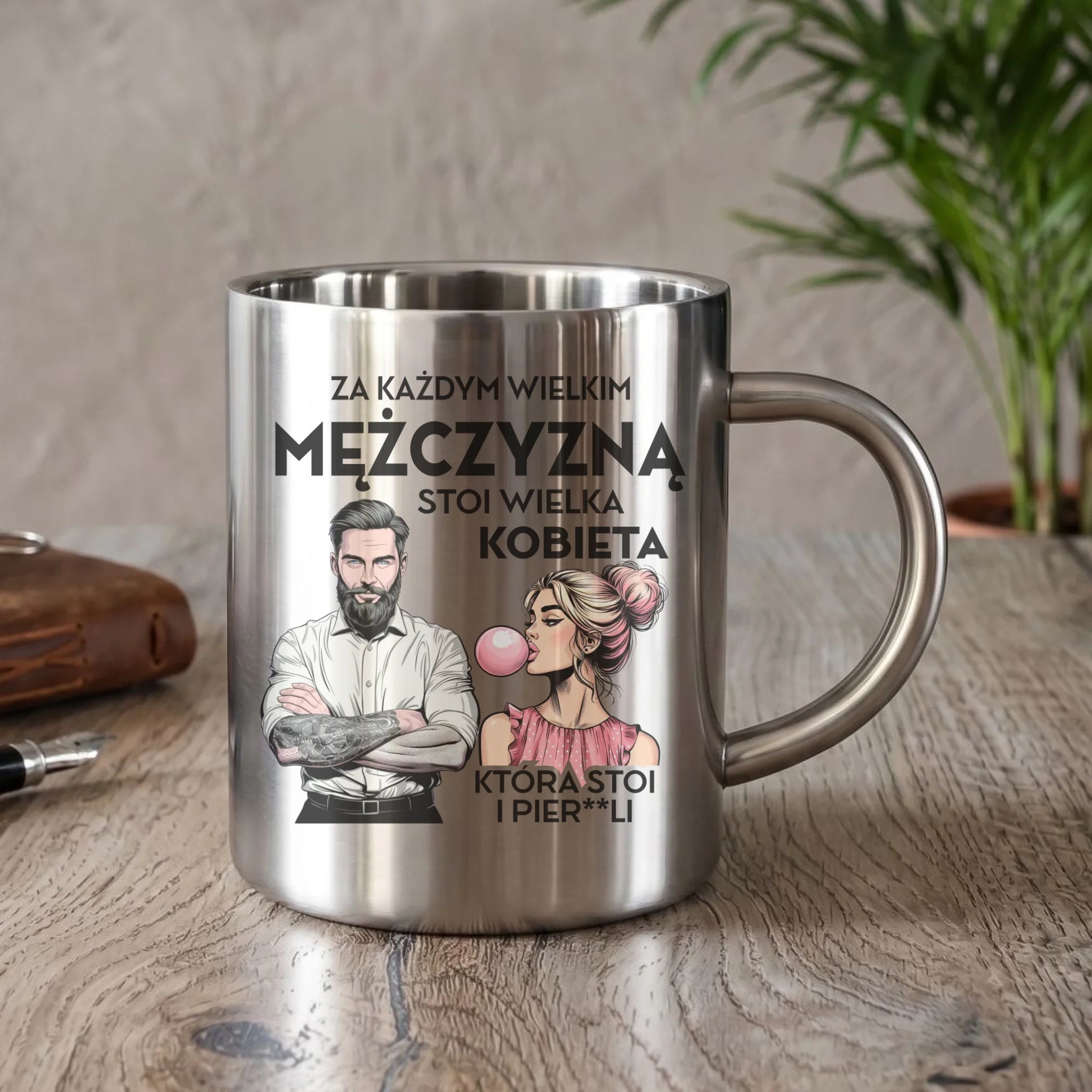 Kubek metalowy - Prezent dla niego - Za każdym wielkim mężczyzną stoi wielka kobieta DCH27 - StoryCups.pl