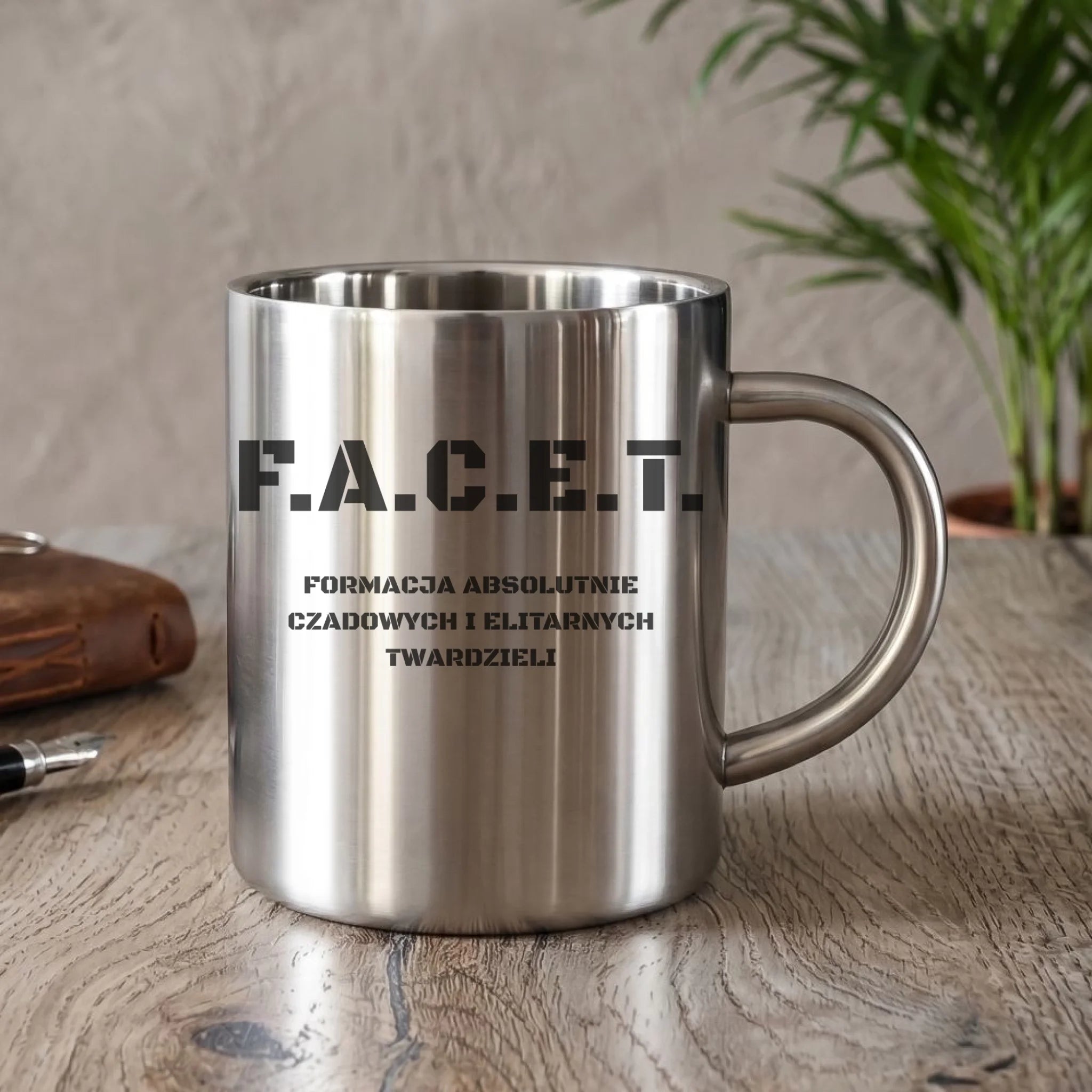 Śmieszny kubek metalowy - Prezent dla chłopaka kolegów z pracy - F.A.C.E.T. Formacja Absolutnie Czadowych i Elitarnych Twardzieli DCH23 - StoryCups.pl