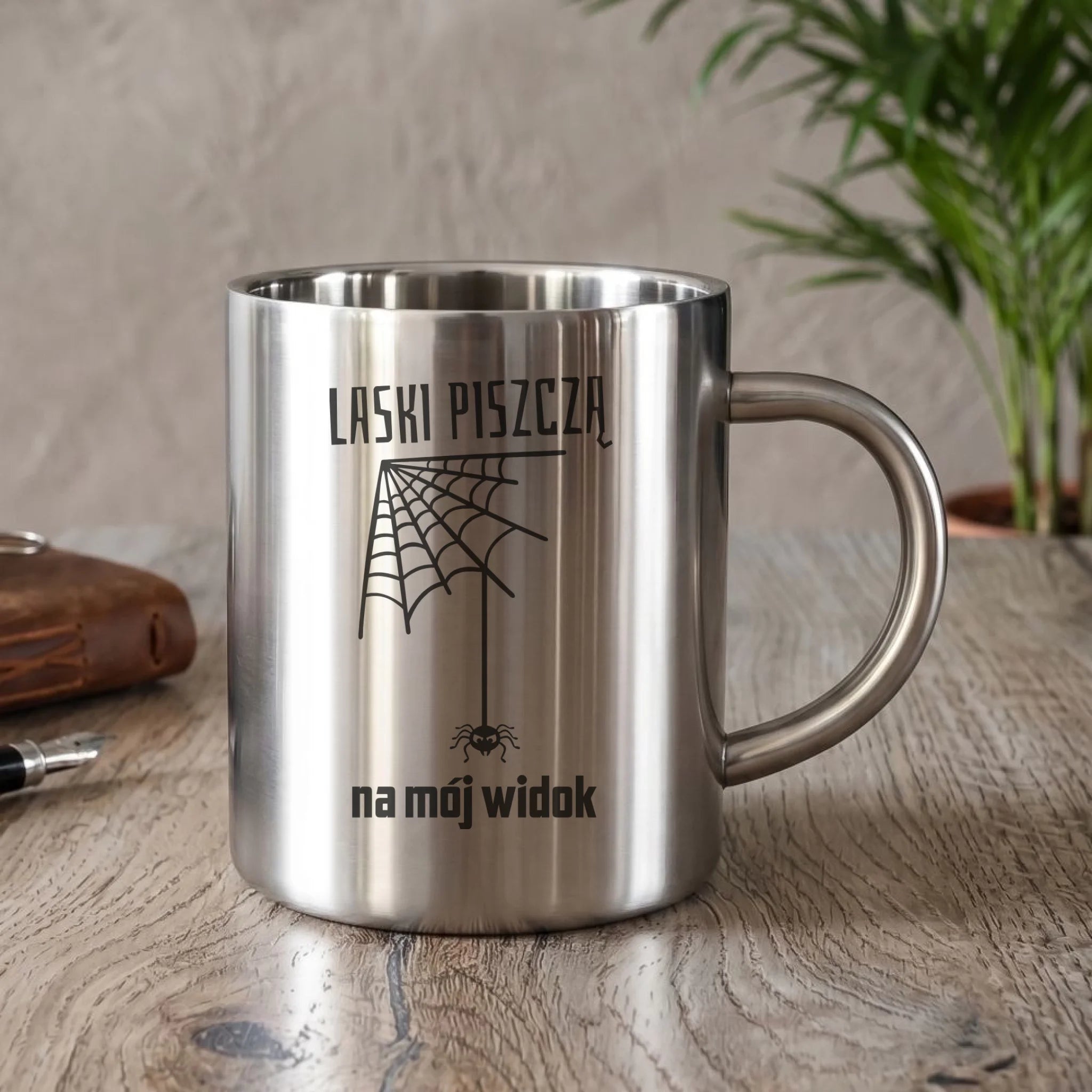 Kubek metalowy - prezent dla chłopaka - Laski piszczą na mój widok DCH13 - StoryCups.pl