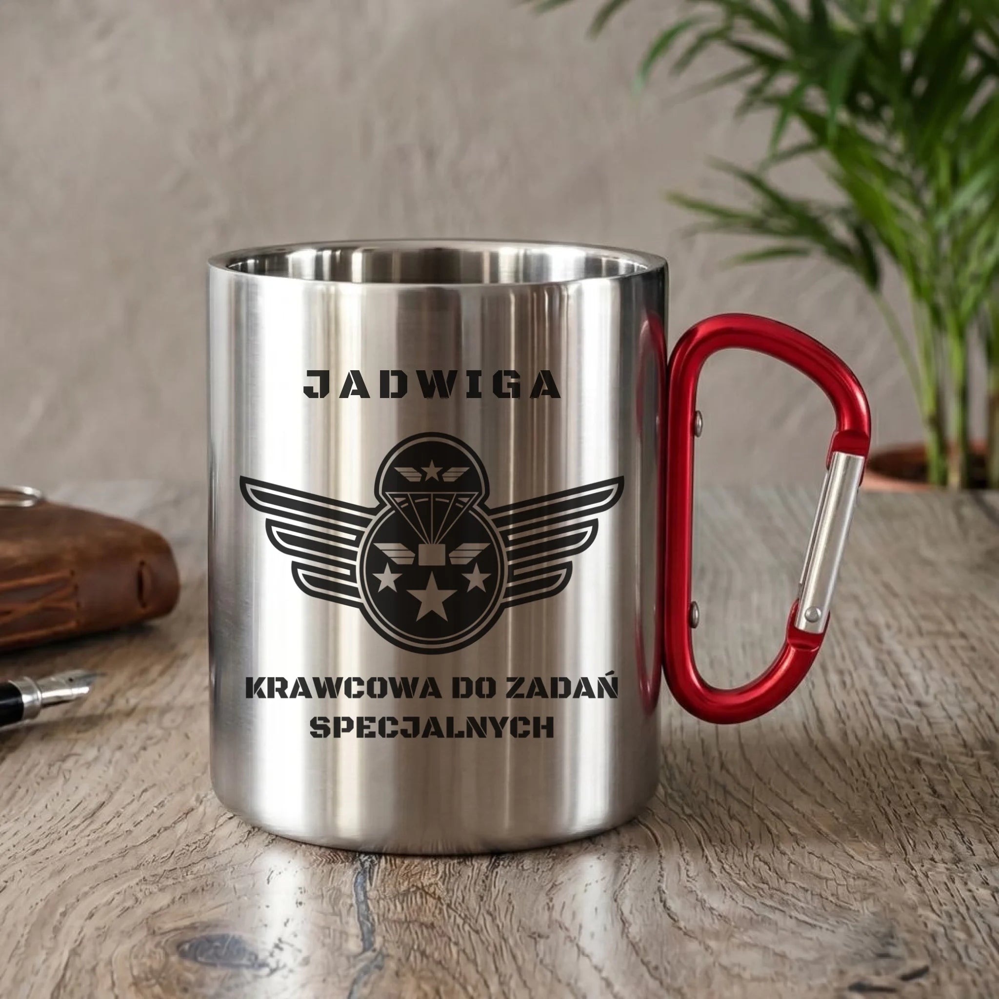 Kubek metalowy szyciowy dla krawcowej - Krawcowa do zadań specjalnych HS38 - StoryCups.pl