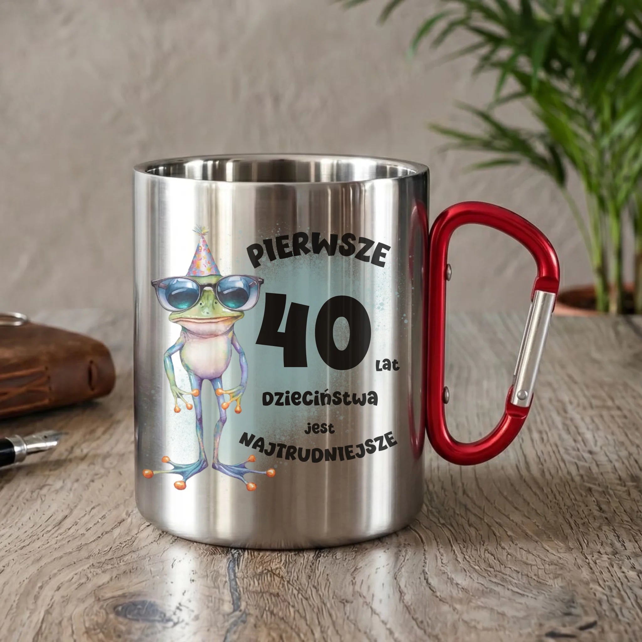 Pierwsze 40 lat dzieciństwa jest najtrudniejsze | Kubek metalowy na urodziny U20 - StoryCups.pl