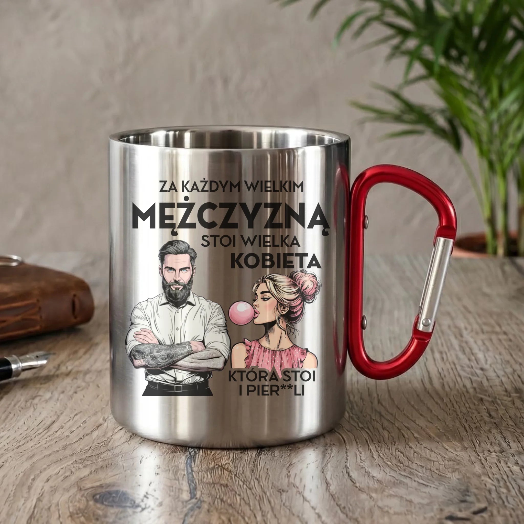 Kubek metalowy - Prezent dla niego - Za każdym wielkim mężczyzną stoi wielka kobieta DCH27 - StoryCups.pl