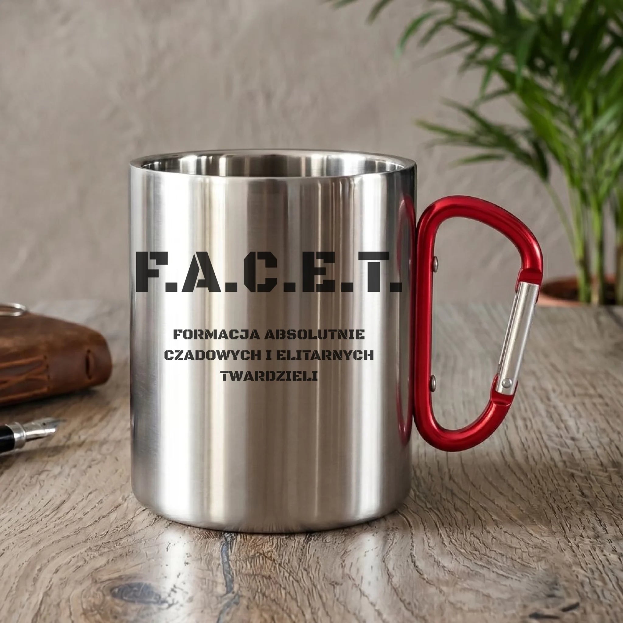 Śmieszny kubek metalowy - Prezent dla chłopaka kolegów z pracy - F.A.C.E.T. Formacja Absolutnie Czadowych i Elitarnych Twardzieli DCH23 - StoryCups.pl