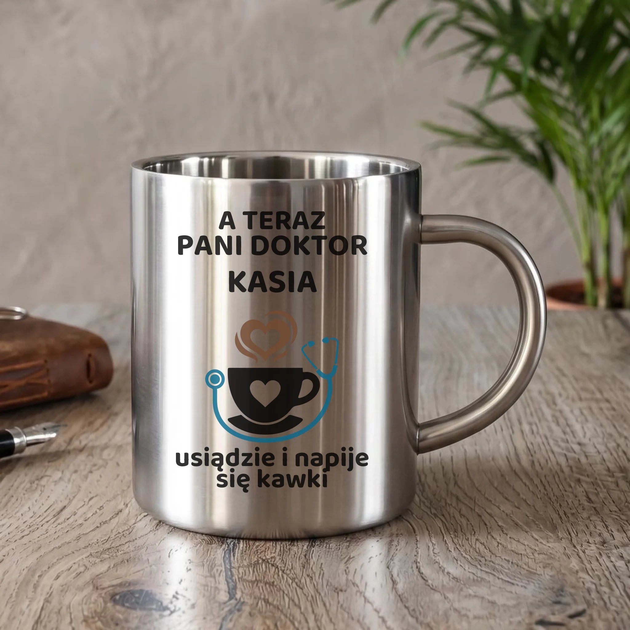 Kubek turystyczny dla Pani Doktor - Napije się kawki - personalizowany ZL04 - StoryCups.pl