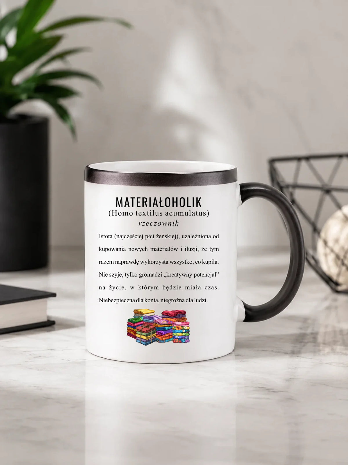 Kubek magiczny szyciowy dla krawcowej - Materiałoholik definicja HS11